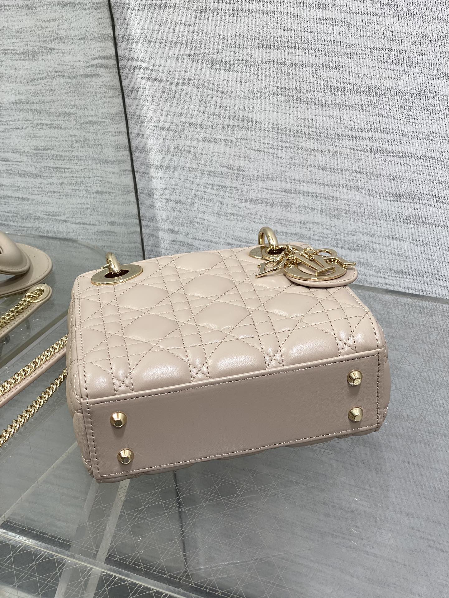 Classic Dior Lady Dior Bag: Elegant & Iconic 3-Compartment Handbag 8 i1755075034 6818 1