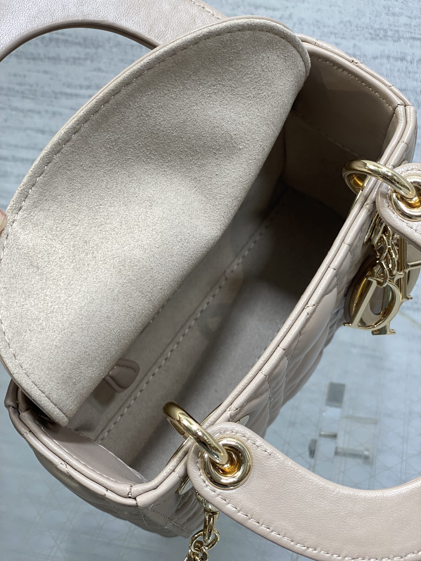 Classic Dior Lady Dior Bag: Elegant & Iconic 3-Compartment Handbag 9 i1755075035 1510 6