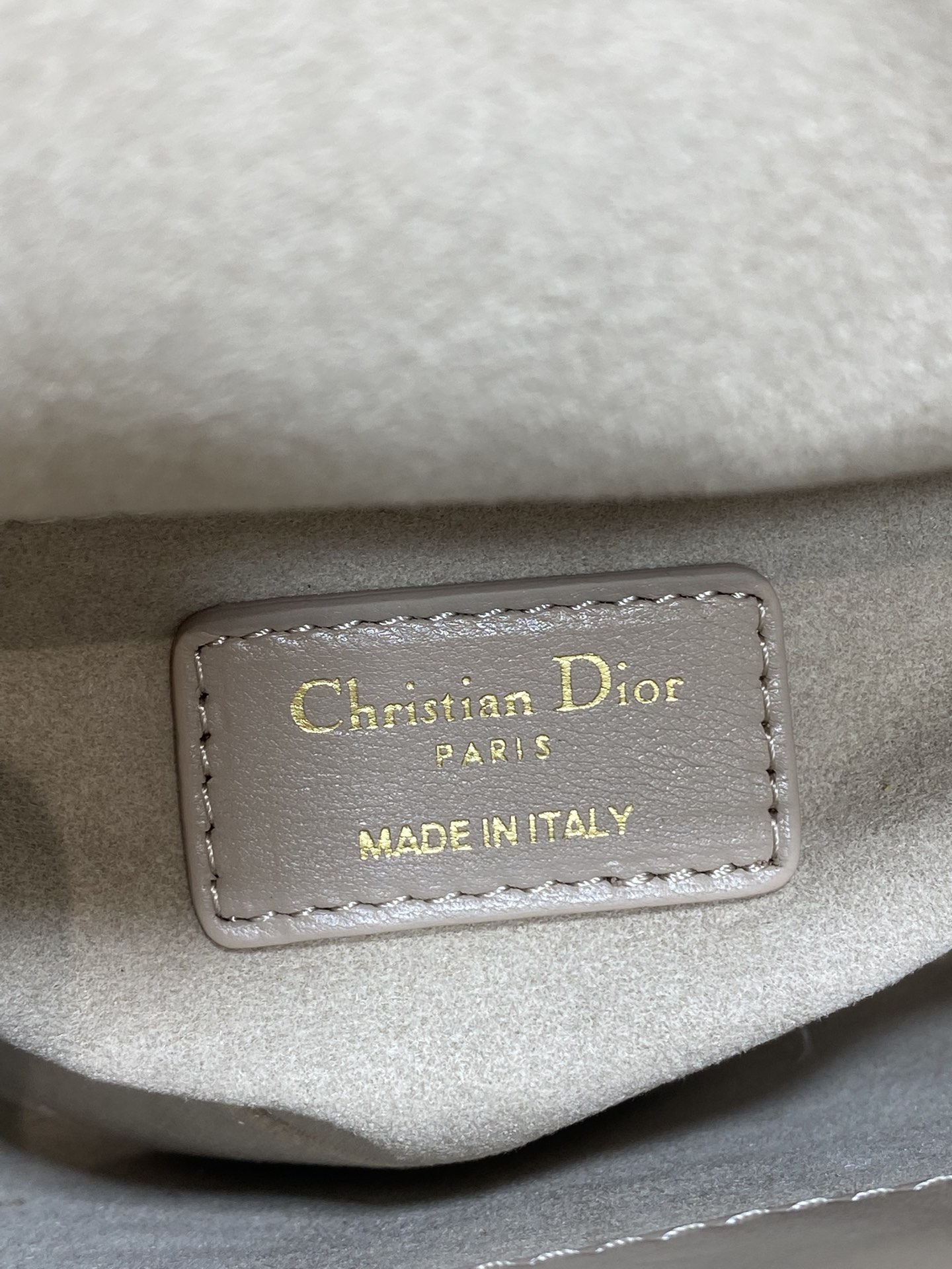 Classic Dior Lady Dior Bag: Elegant & Iconic 3-Compartment Handbag 10 i1755075035 5510 8