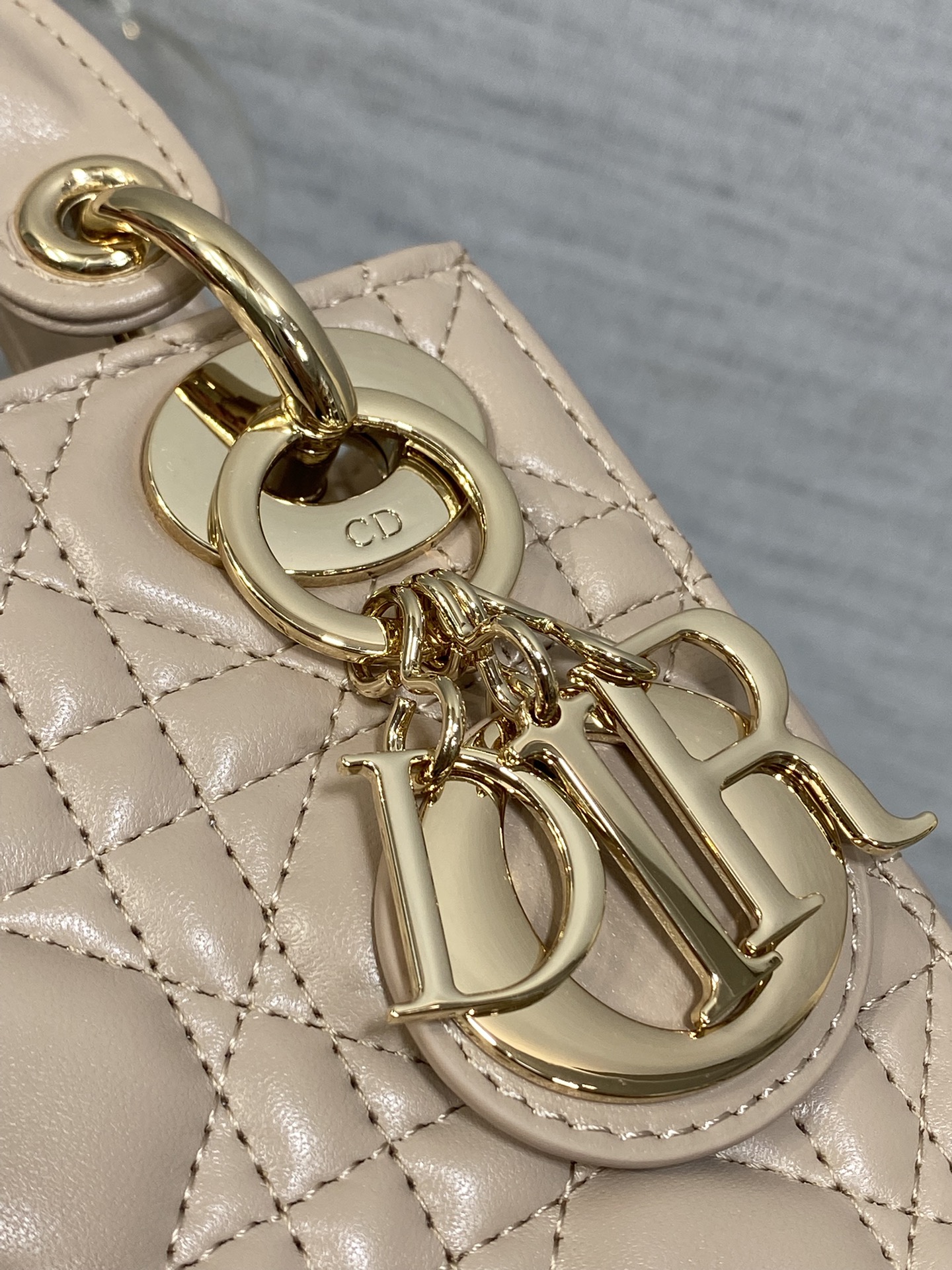 Classic Dior Lady Dior Bag: Elegant & Iconic 3-Compartment Handbag 4 i1755075042 1328 0