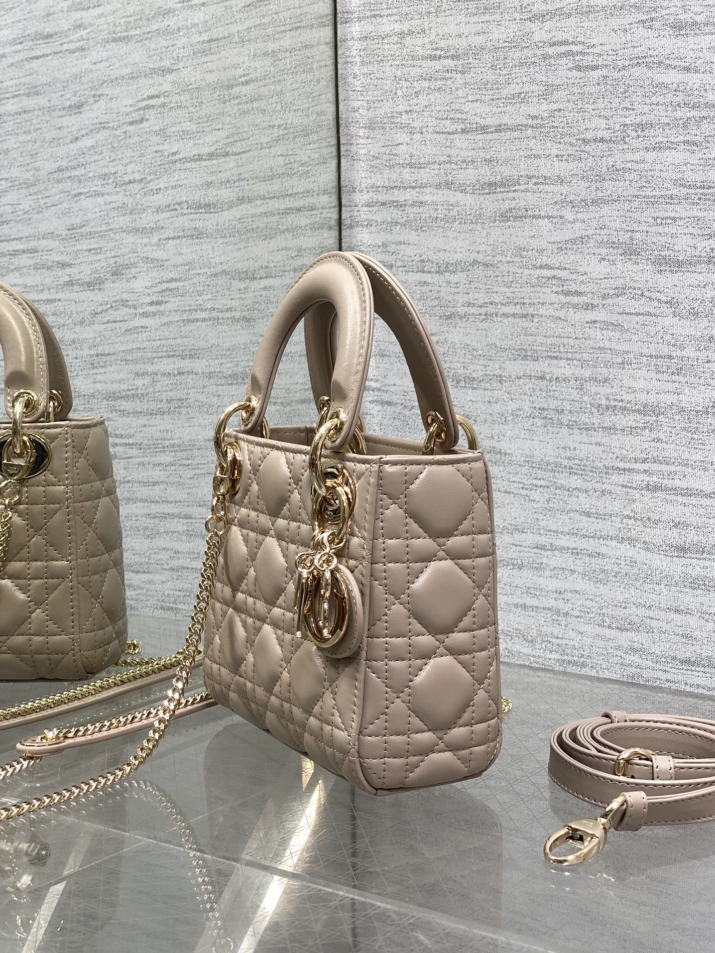 Classic Dior Lady Dior Bag: Elegant & Iconic 3-Compartment Handbag 7 i1755075042 3562 0