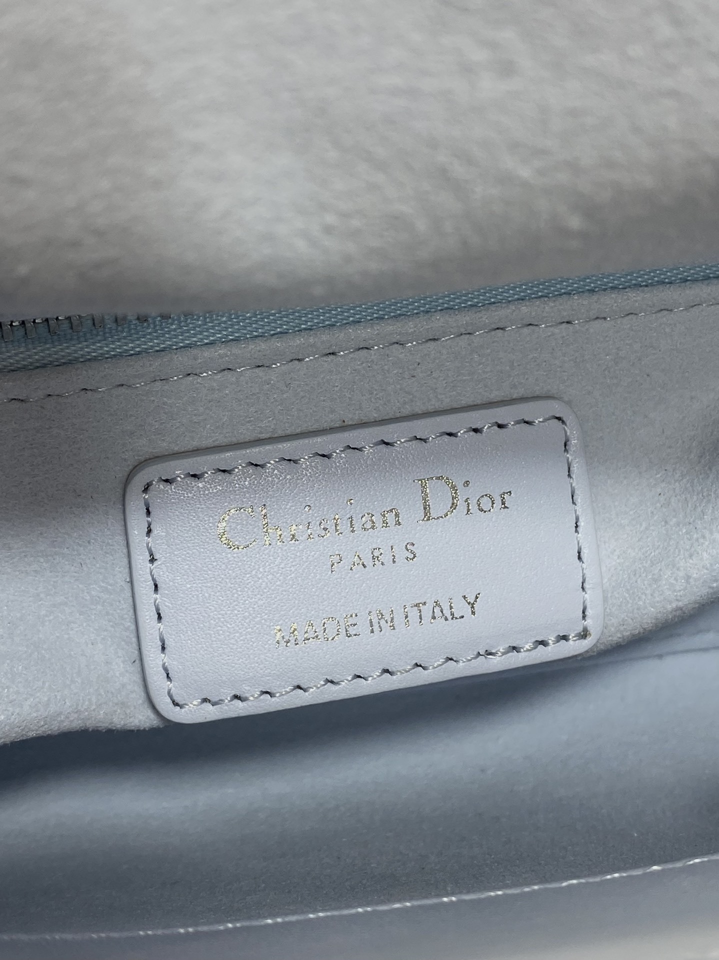 现货‼️Classic Lady戴妃包,人手一个必备的三格小包😍。迷人优雅又气场十足💃🏻,斜挎手拎也是女