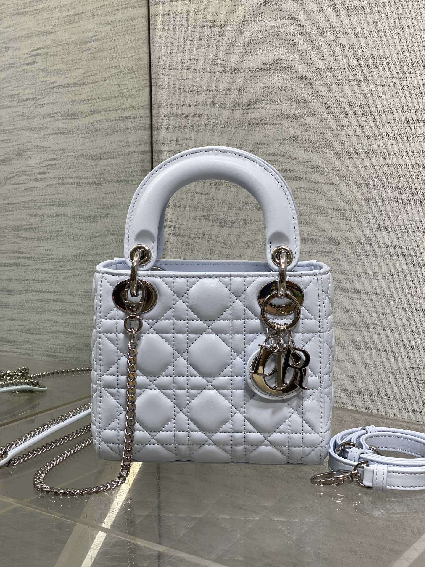 现货‼️Classic Lady戴妃包,人手一个必备的三格小包😍。迷人优雅又气场十足💃🏻,斜挎手拎也是女