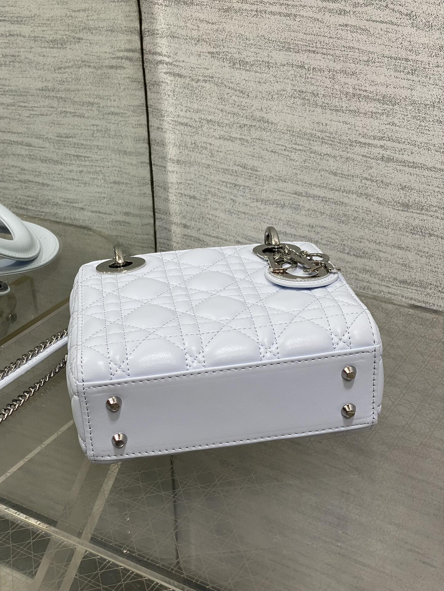 现货‼️Classic Lady戴妃包,人手一个必备的三格小包😍。迷人优雅又气场十足💃🏻,斜挎手拎也是女