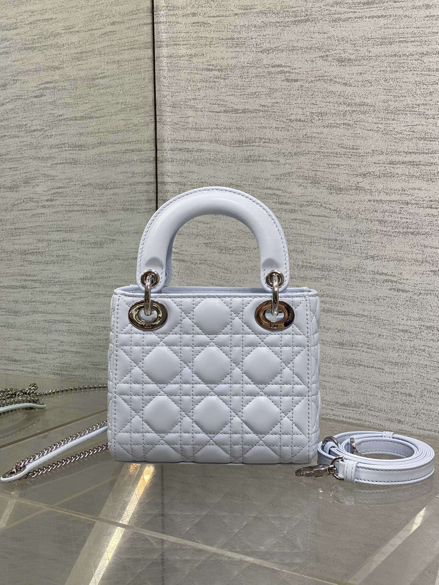 现货‼️Classic Lady戴妃包,人手一个必备的三格小包😍。迷人优雅又气场十足💃🏻,斜挎手拎也是女