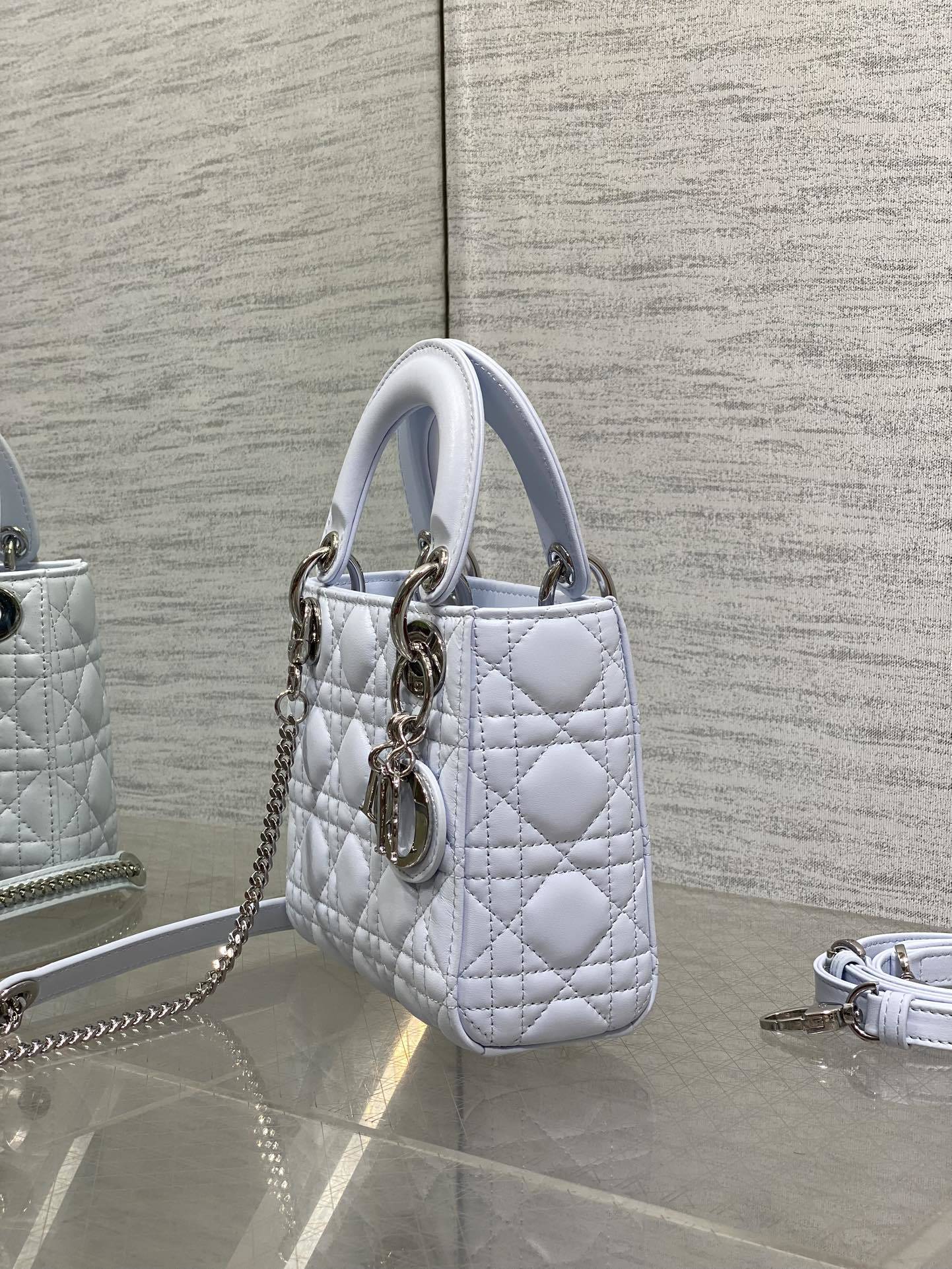 现货‼️Classic Lady戴妃包,人手一个必备的三格小包😍。迷人优雅又气场十足💃🏻,斜挎手拎也是女