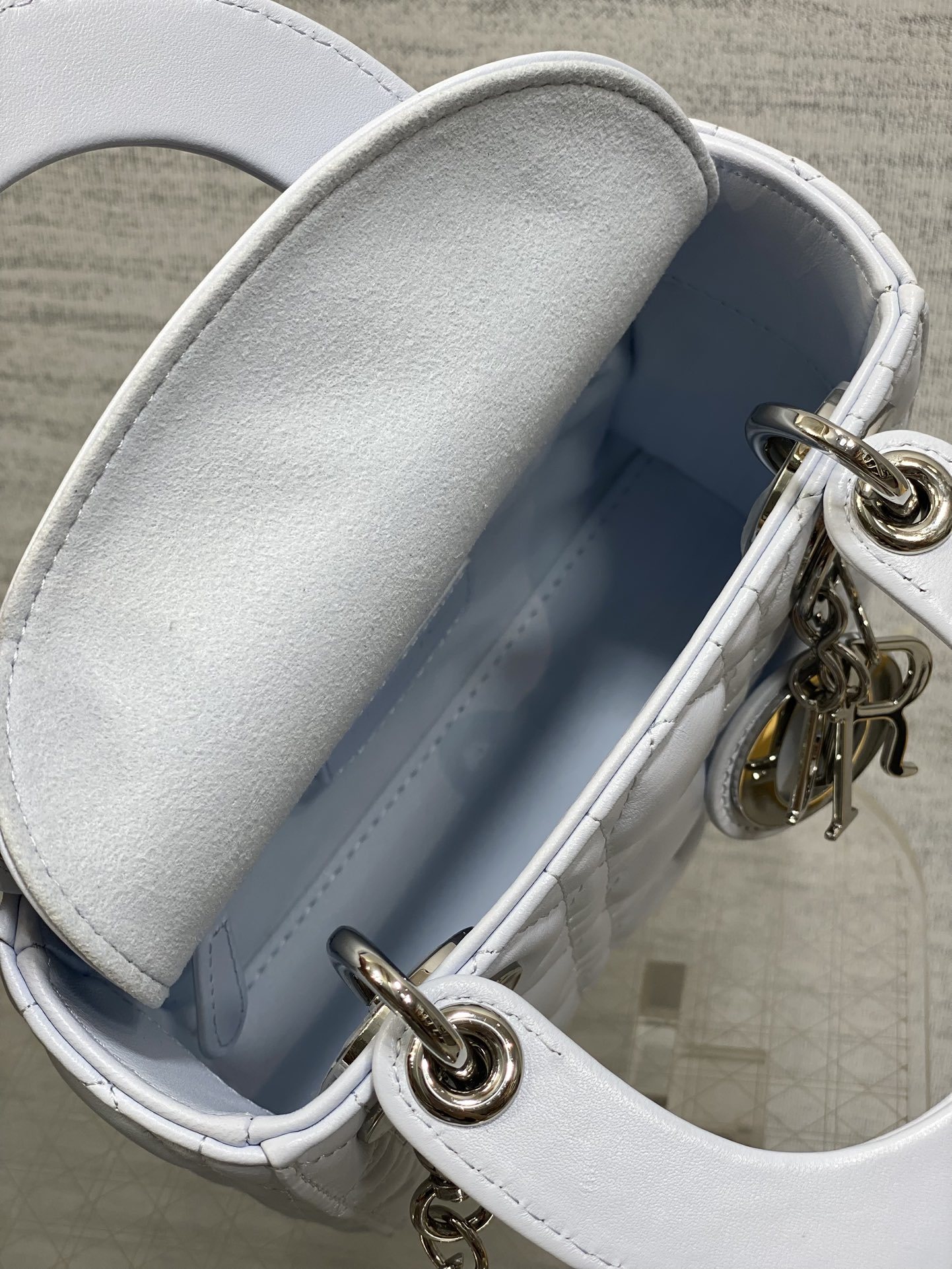 现货‼️Classic Lady戴妃包,人手一个必备的三格小包😍。迷人优雅又气场十足💃🏻,斜挎手拎也是女