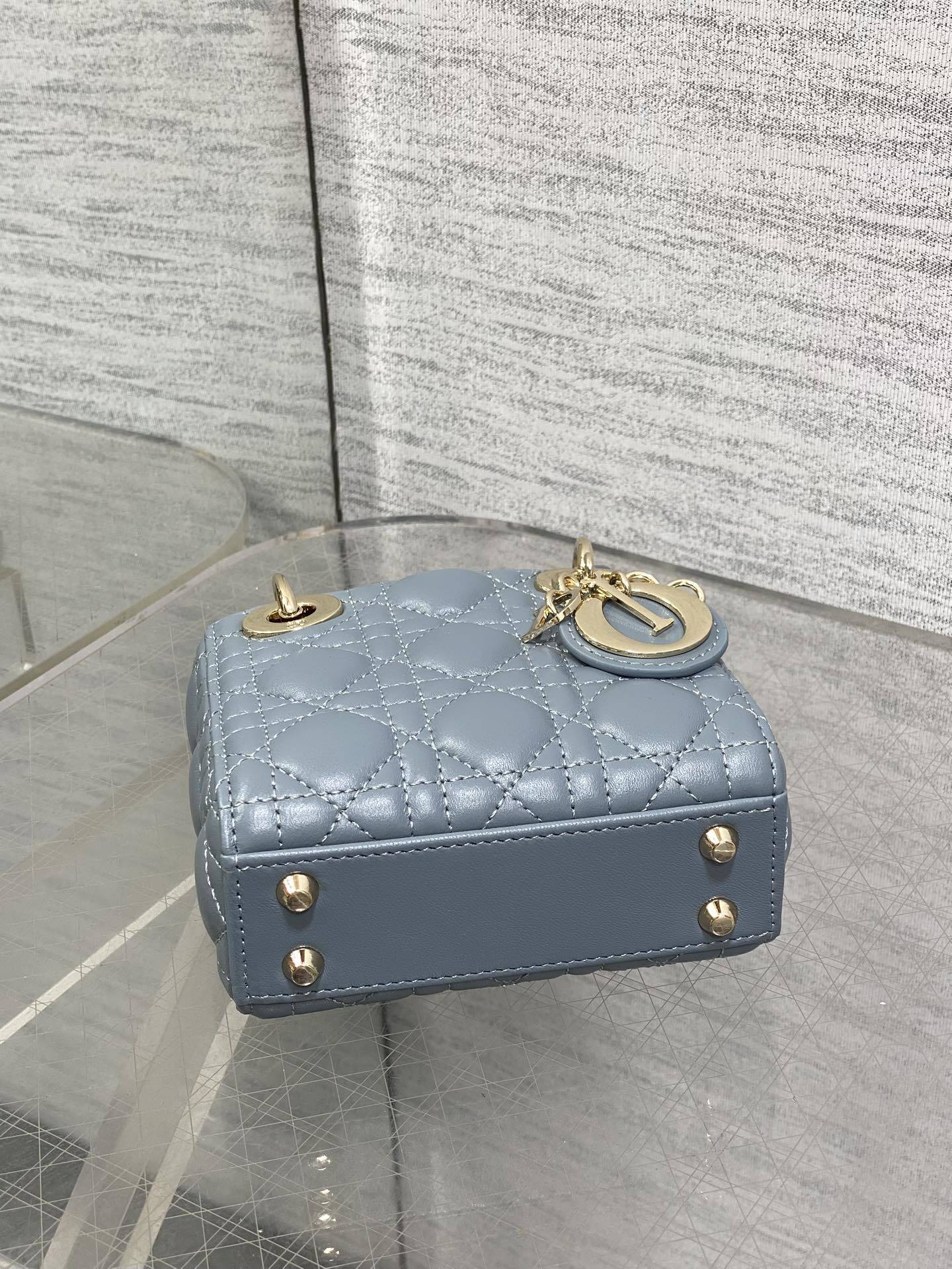 雾霾蓝现货‼️Lady最新micro系列,一只什么都装不下,只能装下可爱的小包包😘,采用柔软的绵羊皮精心