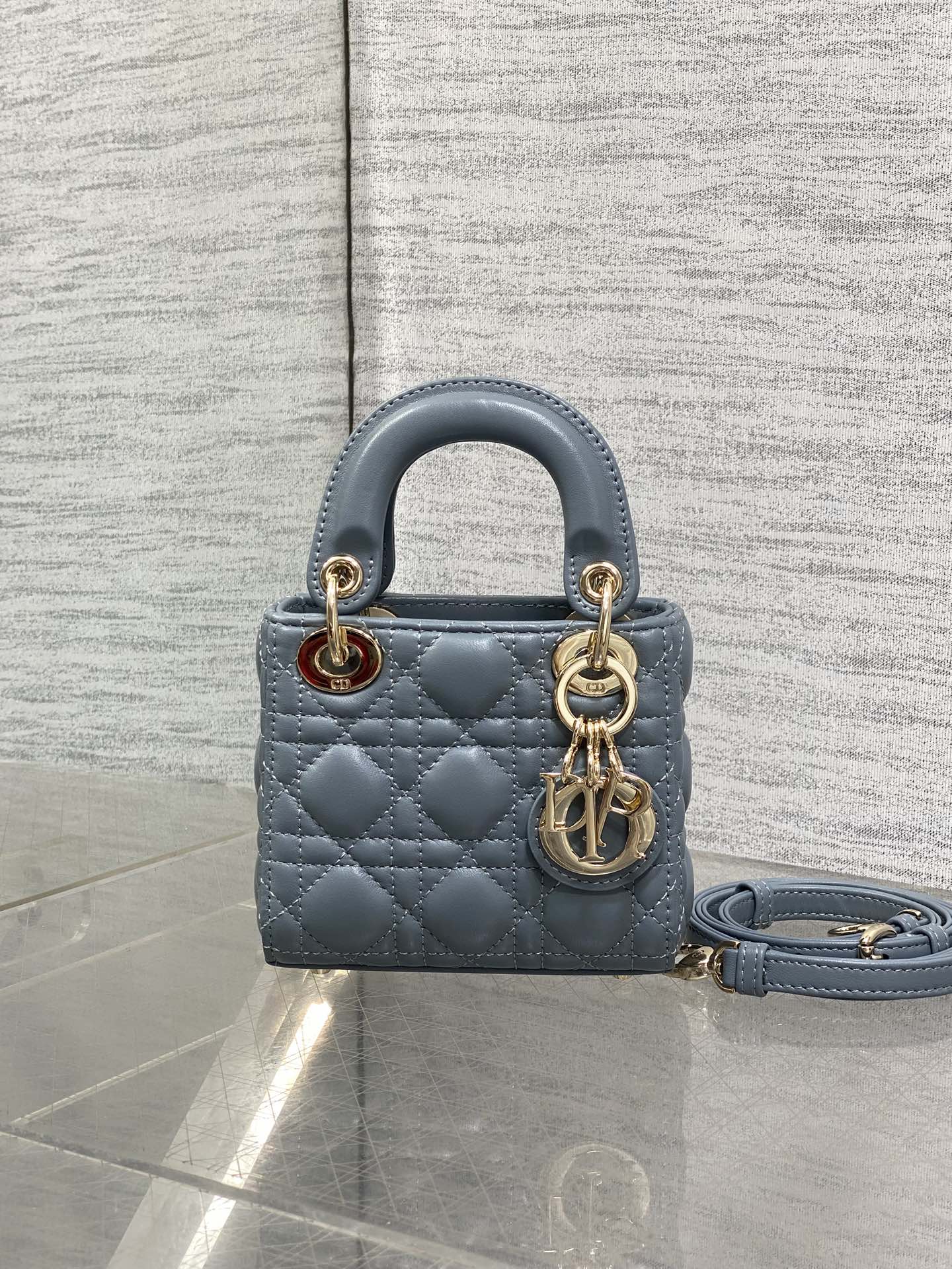 雾霾蓝现货‼️Lady最新micro系列,一只什么都装不下,只能装下可爱的小包包😘,采用柔软的绵羊皮精心