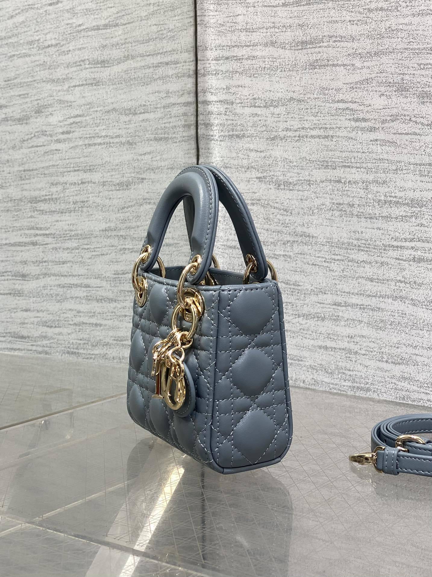 雾霾蓝现货‼️Lady最新micro系列,一只什么都装不下,只能装下可爱的小包包😘,采用柔软的绵羊皮精心