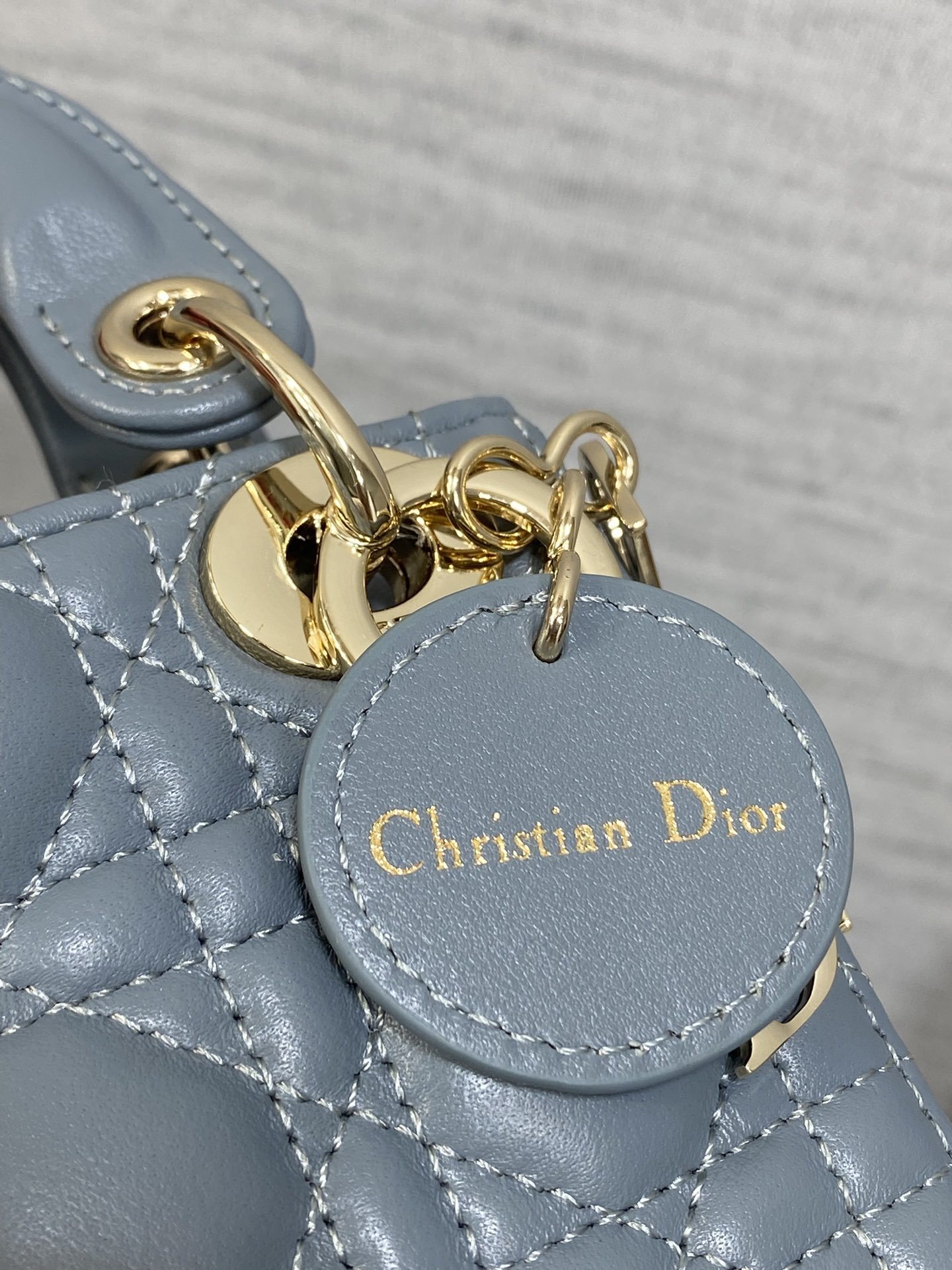 雾霾蓝现货‼️Lady最新micro系列,一只什么都装不下,只能装下可爱的小包包😘,采用柔软的绵羊皮精心