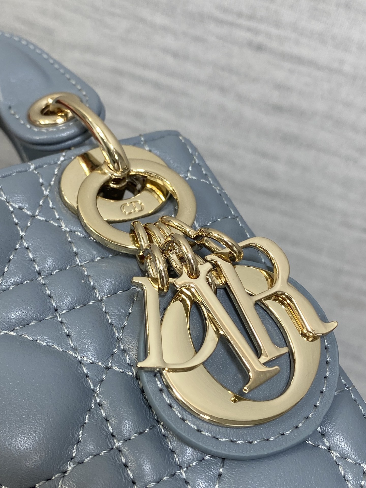 雾霾蓝现货‼️Lady最新micro系列,一只什么都装不下,只能装下可爱的小包包😘,采用柔软的绵羊皮精心