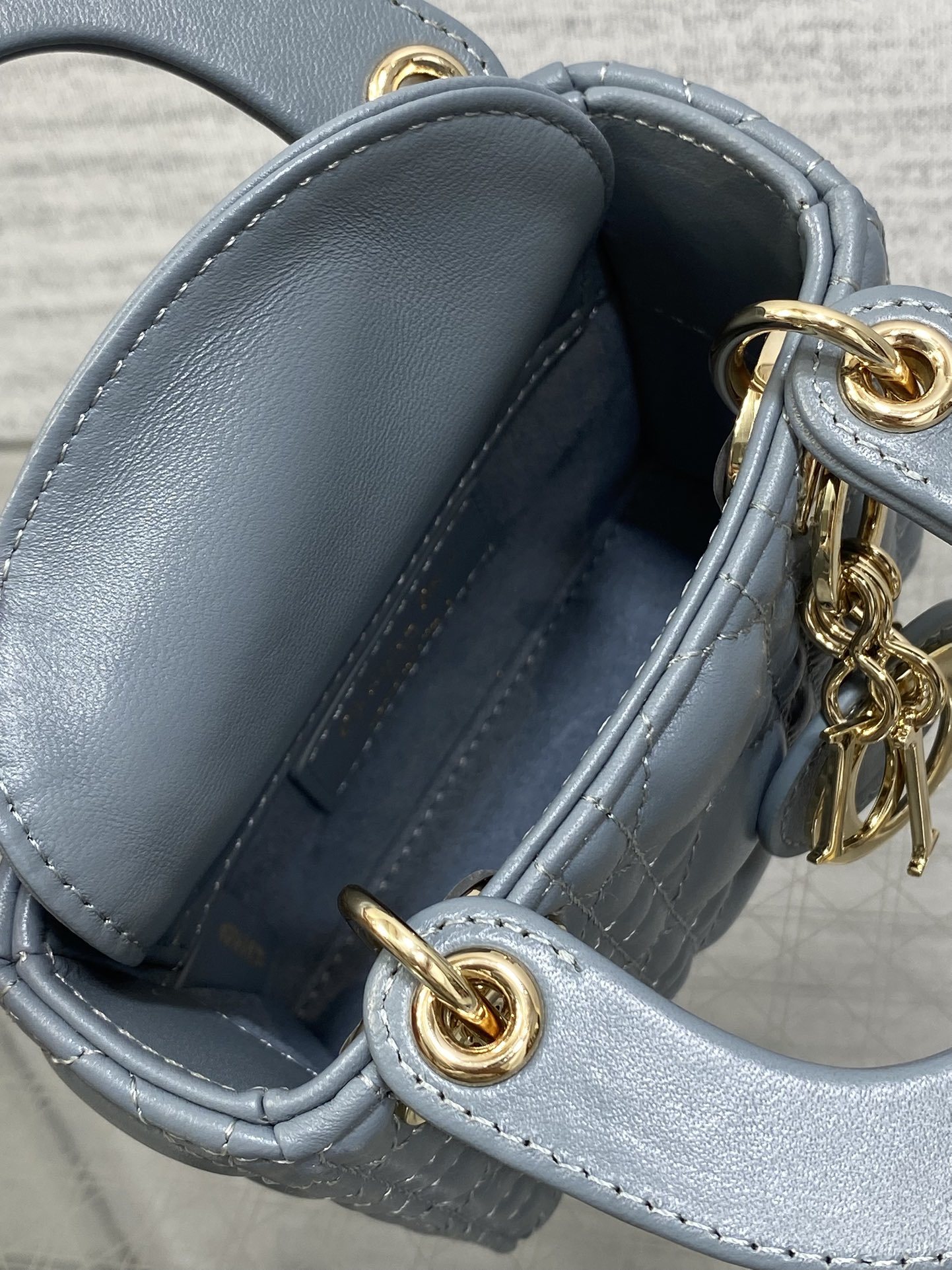 雾霾蓝现货‼️Lady最新micro系列,一只什么都装不下,只能装下可爱的小包包😘,采用柔软的绵羊皮精心