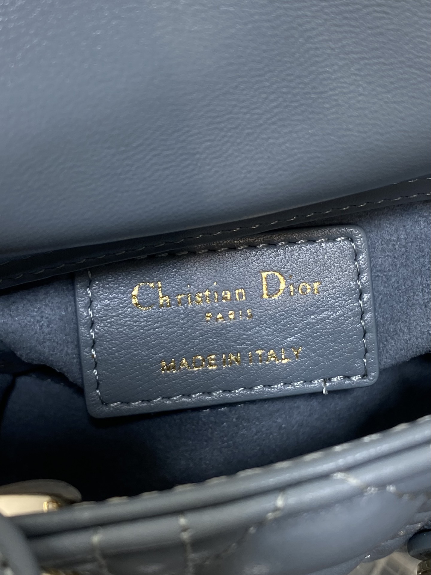 雾霾蓝现货‼️Lady最新micro系列,一只什么都装不下,只能装下可爱的小包包😘,采用柔软的绵羊皮精心