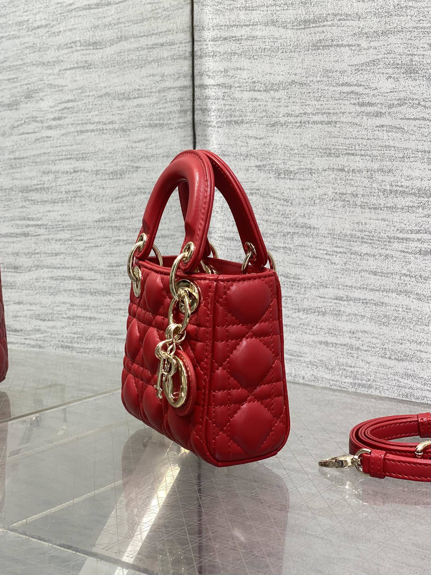 樱桃红现货‼️Lady最新micro系列,一只什么都装不下,只能装下可爱的小包包😘,采用柔软的绵羊皮精心