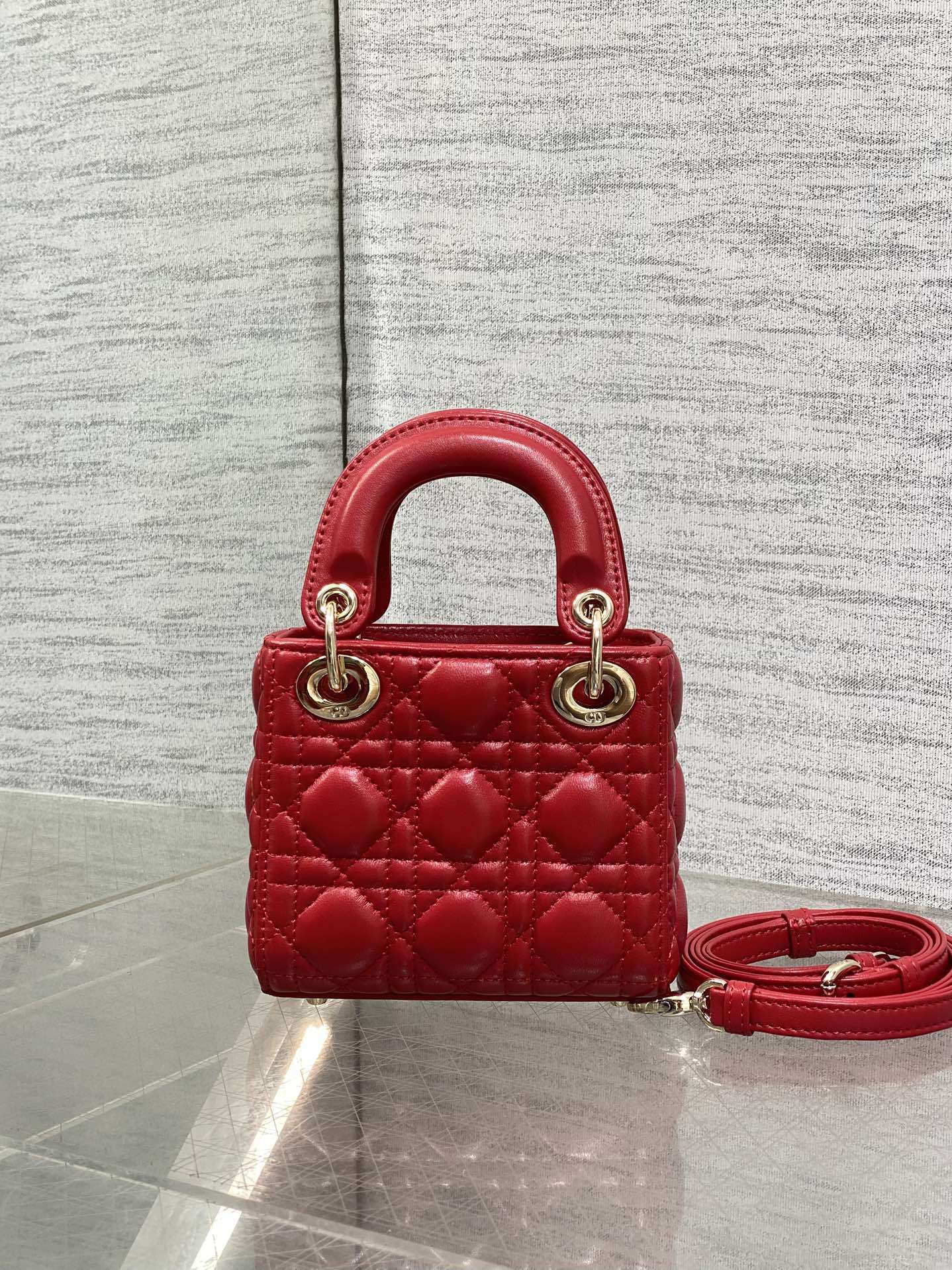 樱桃红现货‼️Lady最新micro系列,一只什么都装不下,只能装下可爱的小包包😘,采用柔软的绵羊皮精心