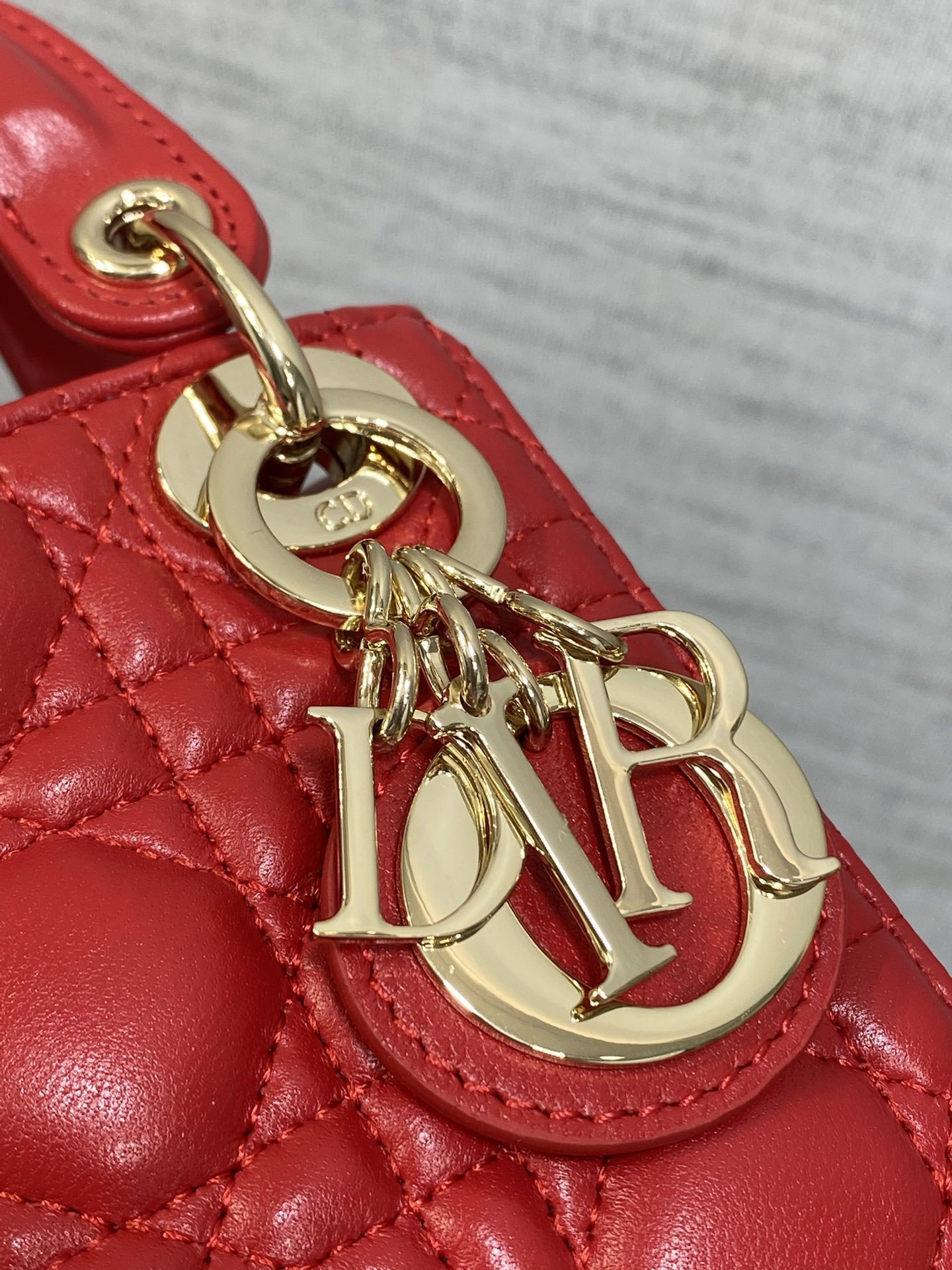 樱桃红现货‼️Lady最新micro系列,一只什么都装不下,只能装下可爱的小包包😘,采用柔软的绵羊皮精心