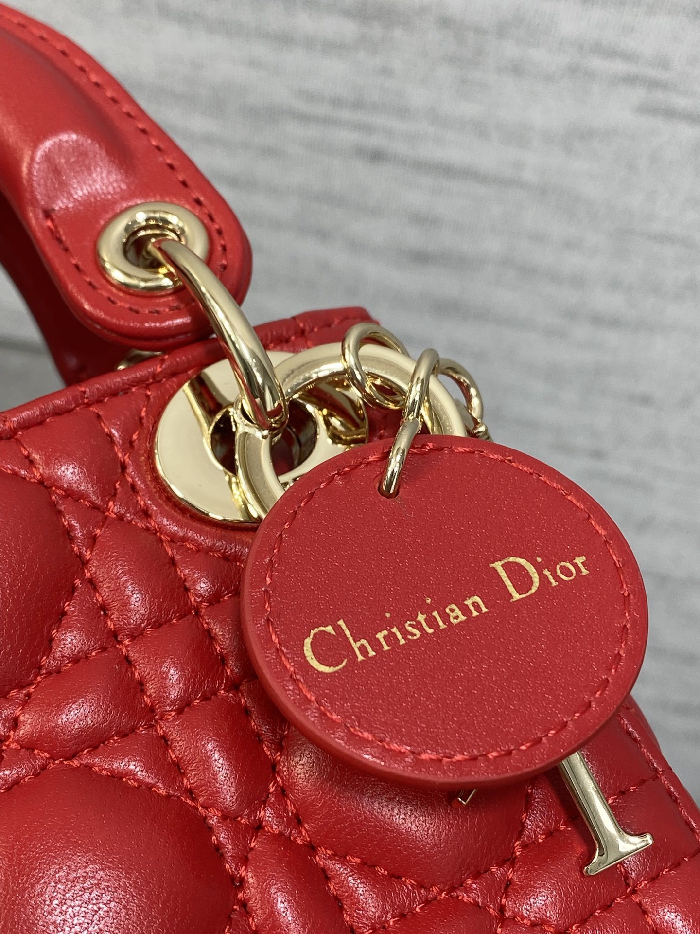 樱桃红现货‼️Lady最新micro系列,一只什么都装不下,只能装下可爱的小包包😘,采用柔软的绵羊皮精心