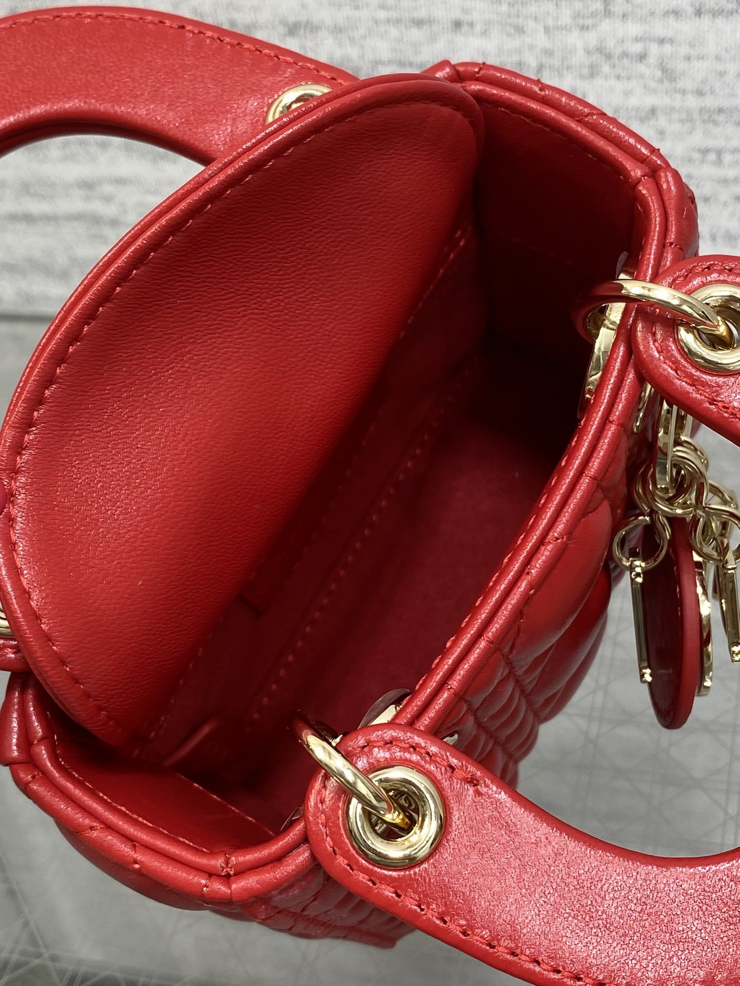 樱桃红现货‼️Lady最新micro系列,一只什么都装不下,只能装下可爱的小包包😘,采用柔软的绵羊皮精心