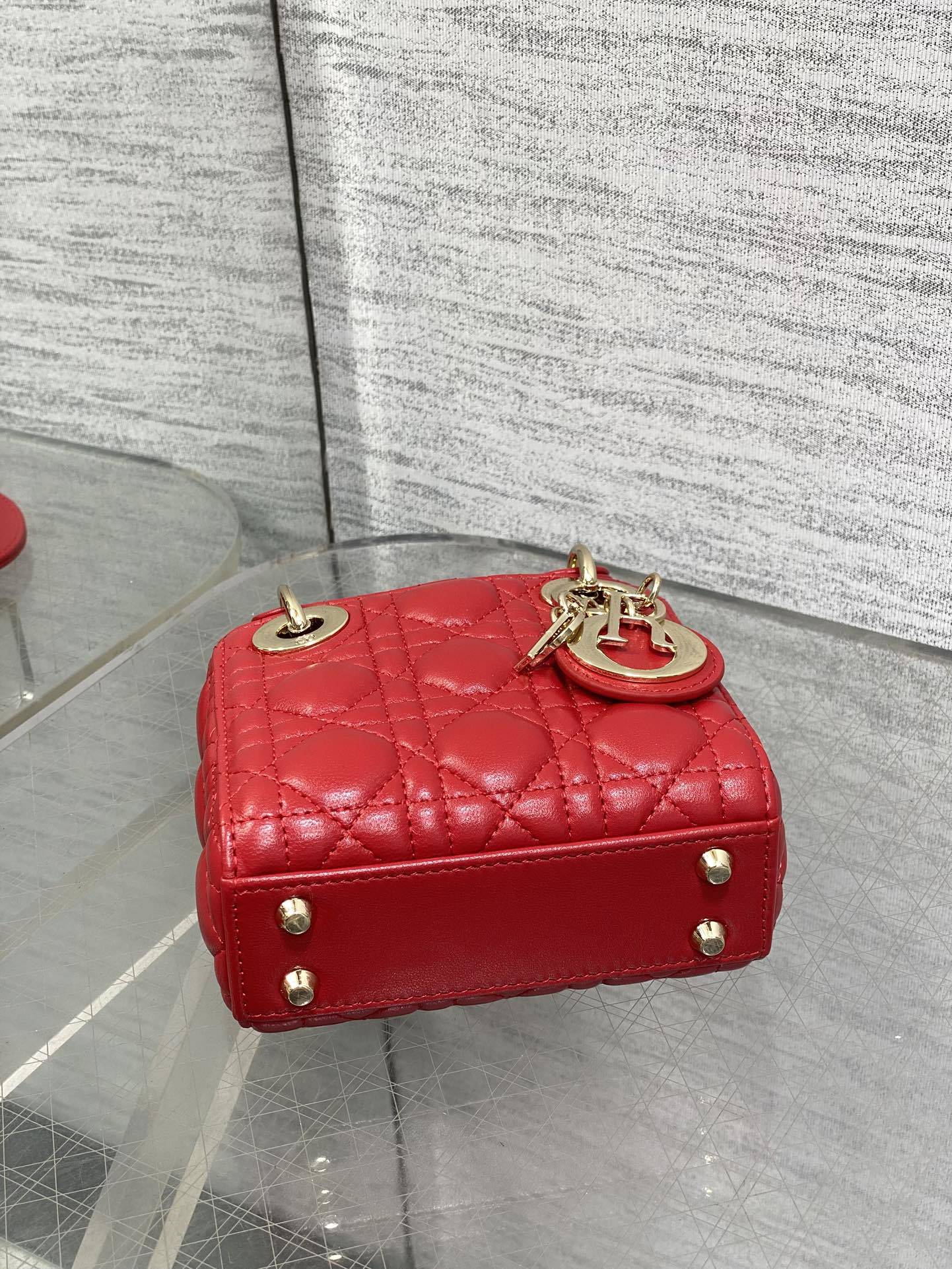 樱桃红现货‼️Lady最新micro系列,一只什么都装不下,只能装下可爱的小包包😘,采用柔软的绵羊皮精心