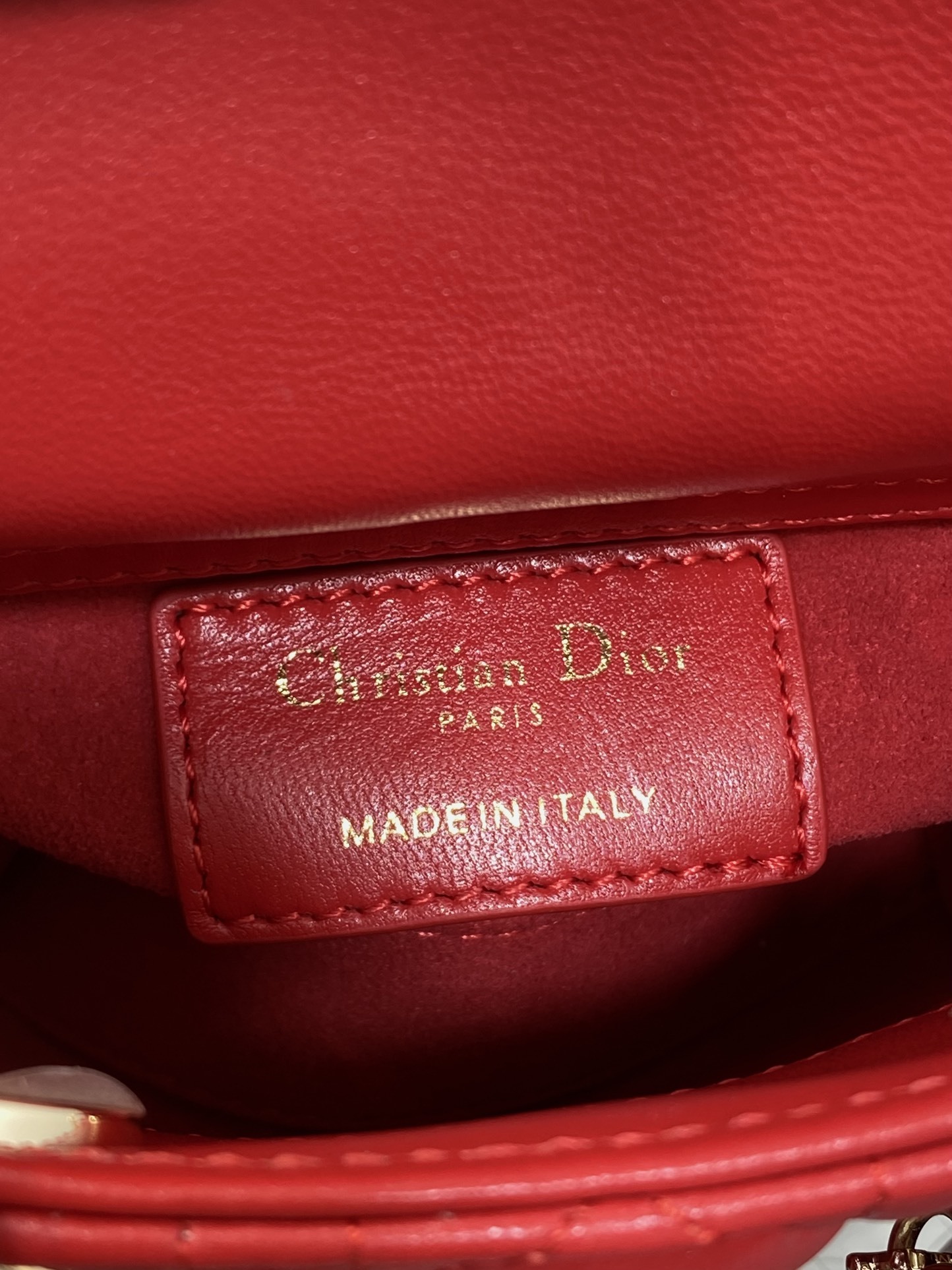 樱桃红现货‼️Lady最新micro系列,一只什么都装不下,只能装下可爱的小包包😘,采用柔软的绵羊皮精心