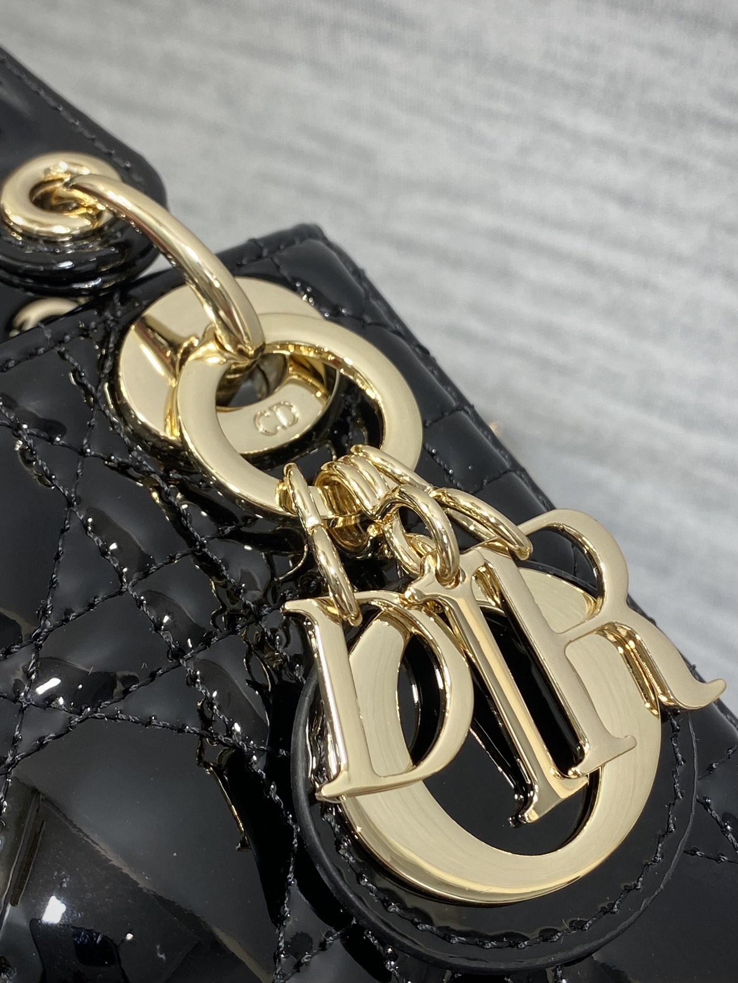 经典黑现货‼️Lady最新micro漆皮系列,一只什么都装不下,只能装下可爱的小包包😘,采用柔软的漆黑精