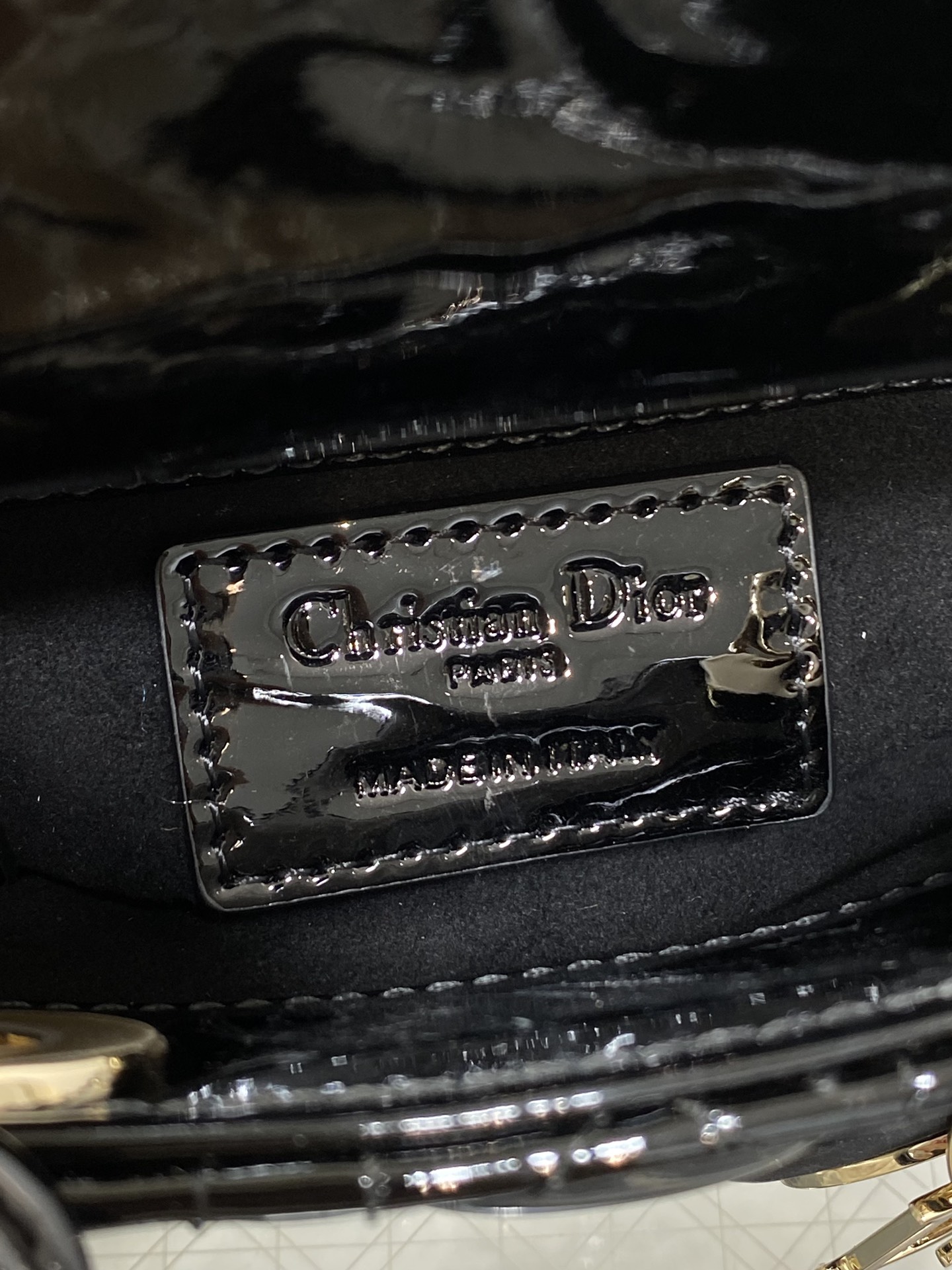 经典黑现货‼️Lady最新micro漆皮系列,一只什么都装不下,只能装下可爱的小包包😘,采用柔软的漆黑精