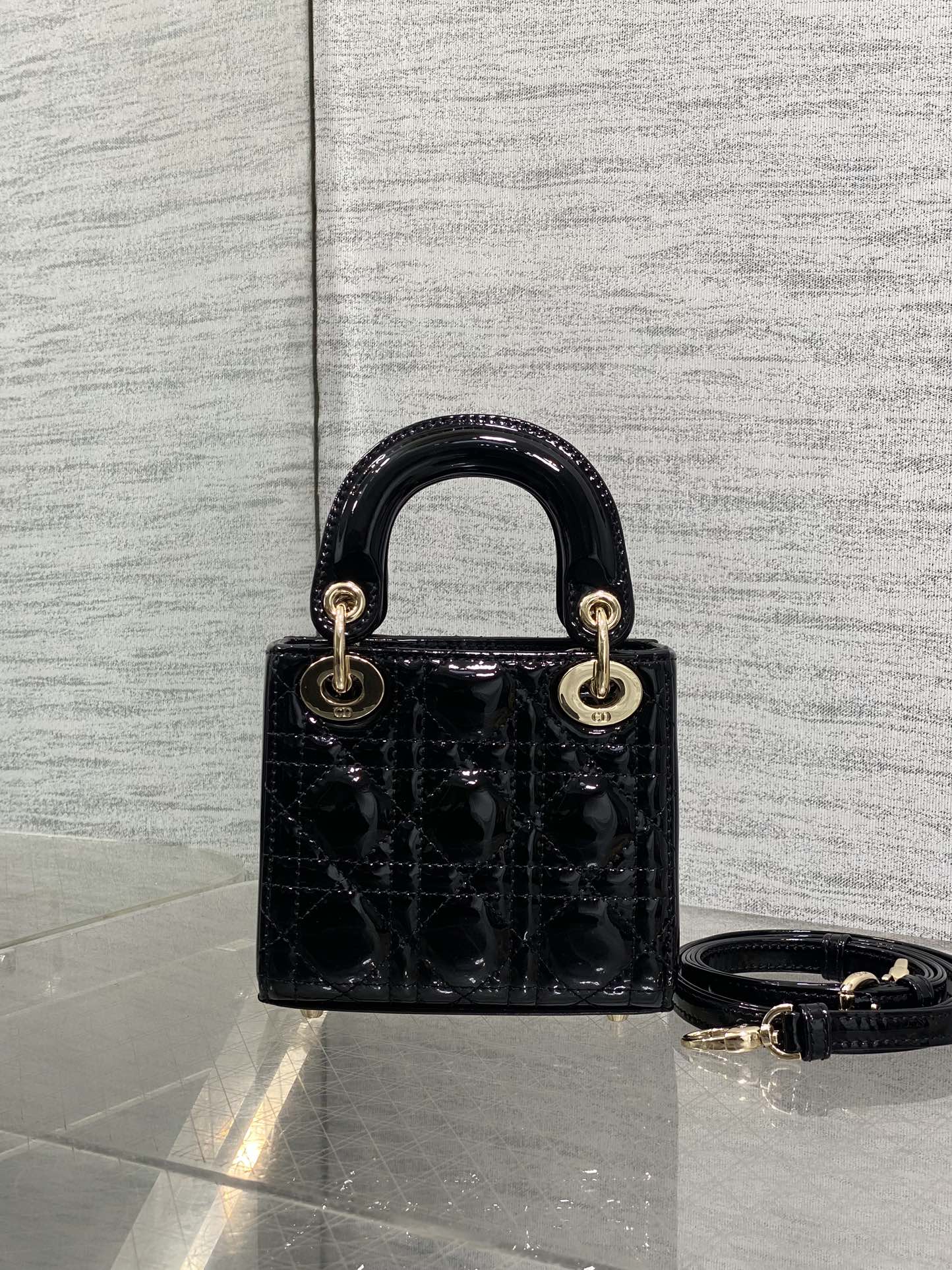 经典黑现货‼️Lady最新micro漆皮系列,一只什么都装不下,只能装下可爱的小包包😘,采用柔软的漆黑精