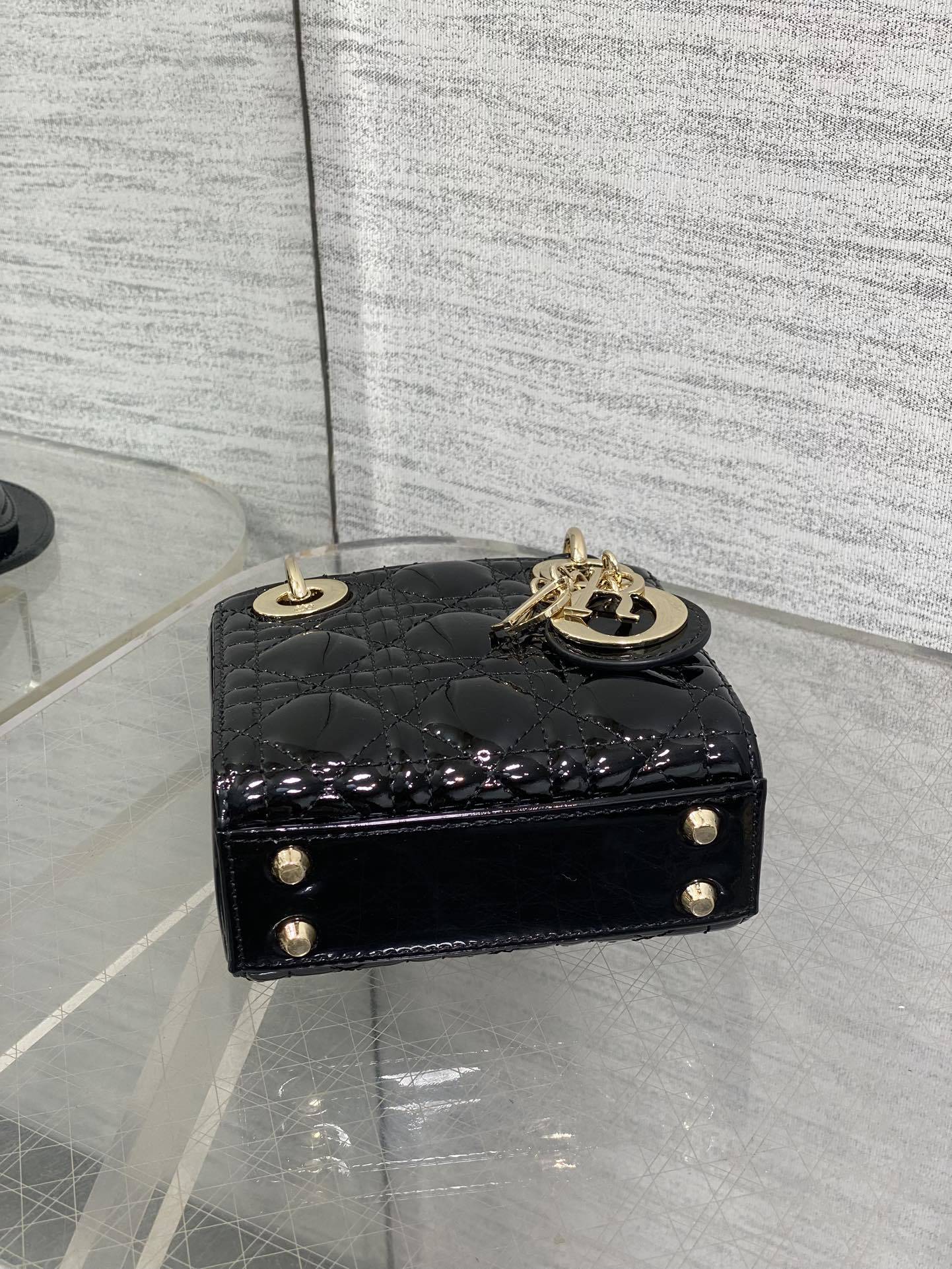 经典黑现货‼️Lady最新micro漆皮系列,一只什么都装不下,只能装下可爱的小包包😘,采用柔软的漆黑精