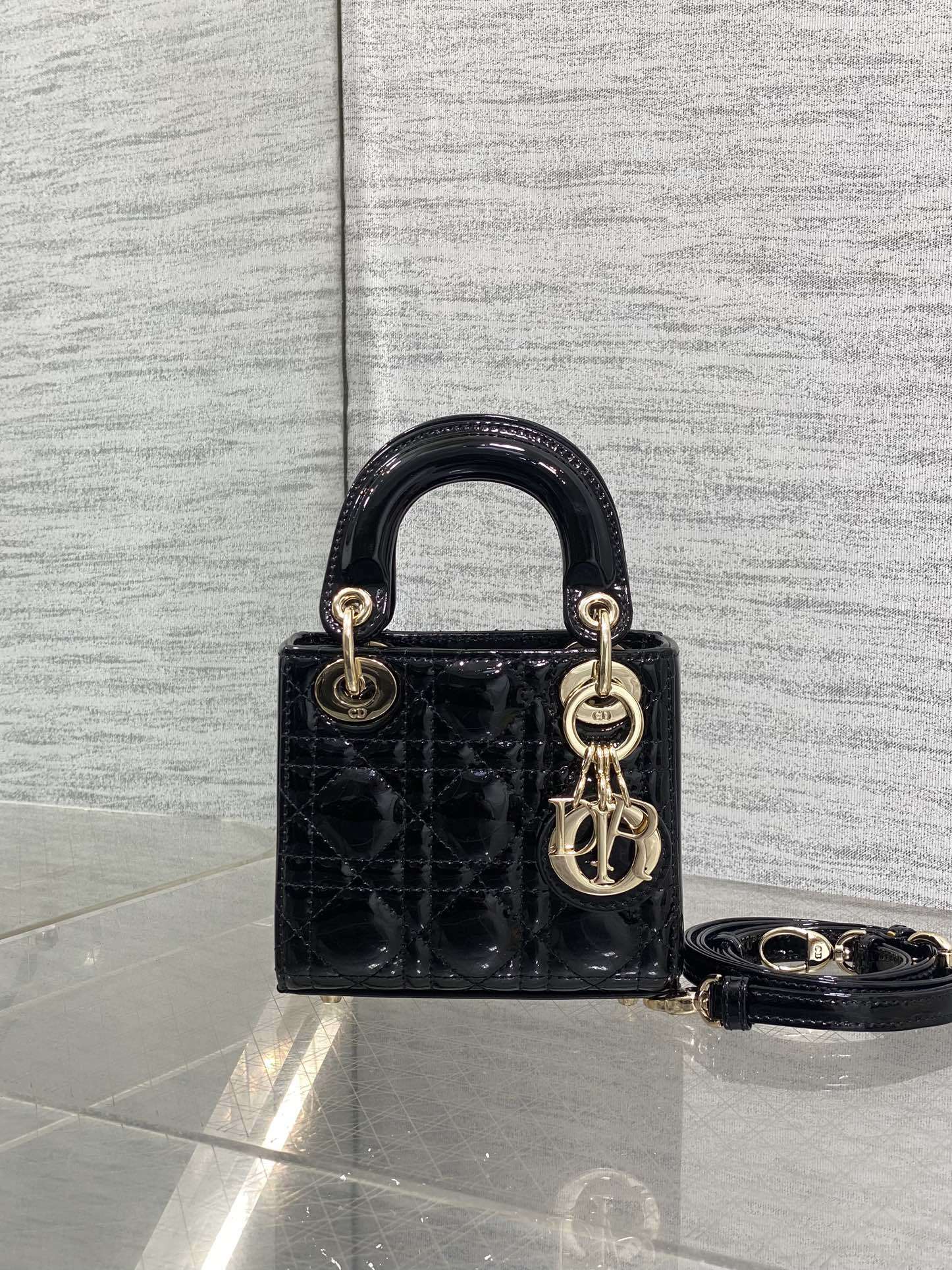 经典黑现货‼️Lady最新micro漆皮系列,一只什么都装不下,只能装下可爱的小包包😘,采用柔软的漆黑精