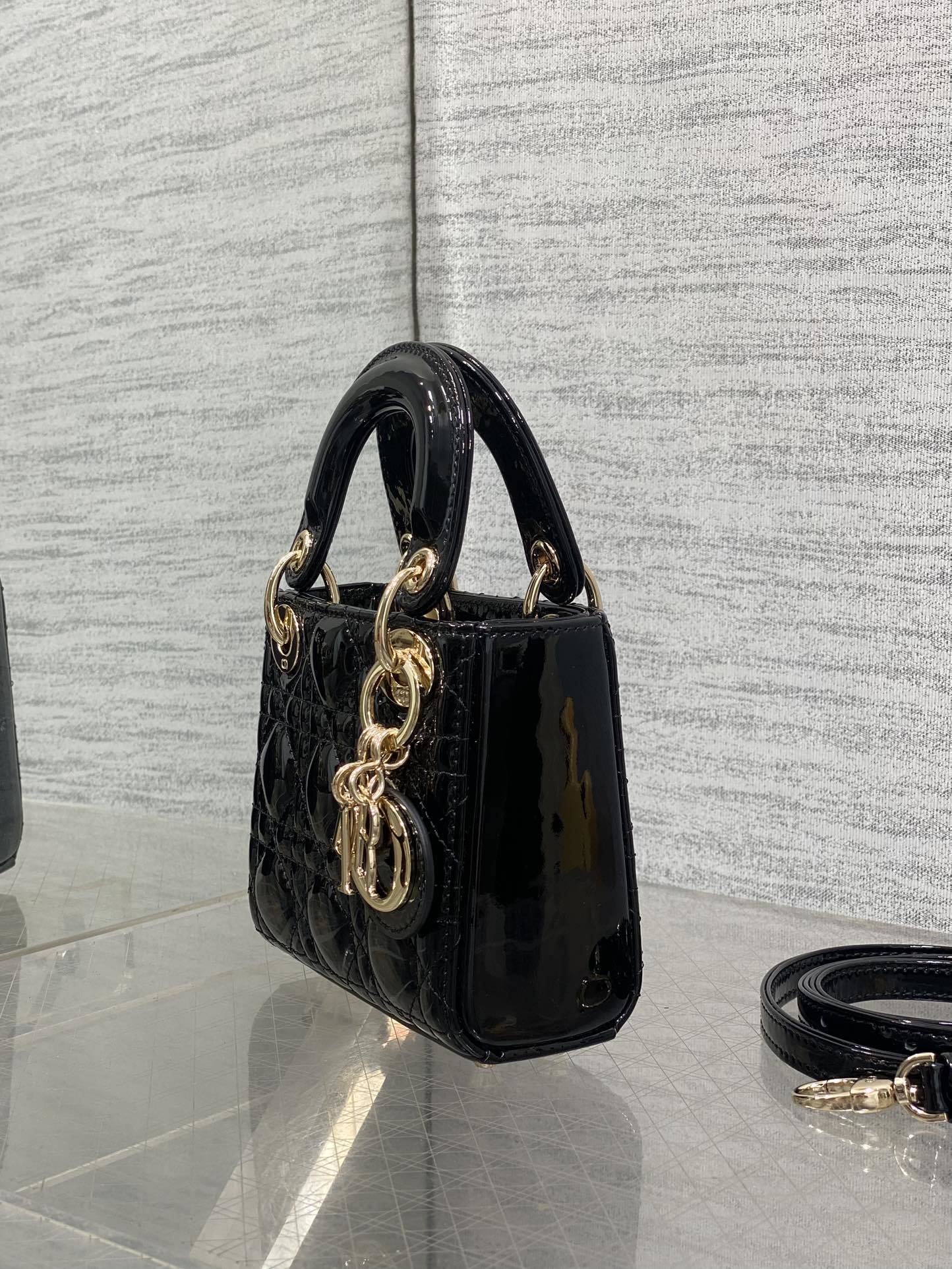 经典黑现货‼️Lady最新micro漆皮系列,一只什么都装不下,只能装下可爱的小包包😘,采用柔软的漆黑精