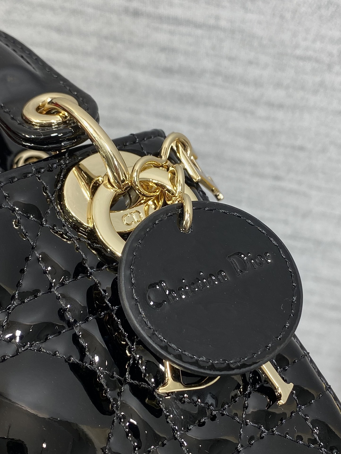 经典黑现货‼️Lady最新micro漆皮系列,一只什么都装不下,只能装下可爱的小包包😘,采用柔软的漆黑精