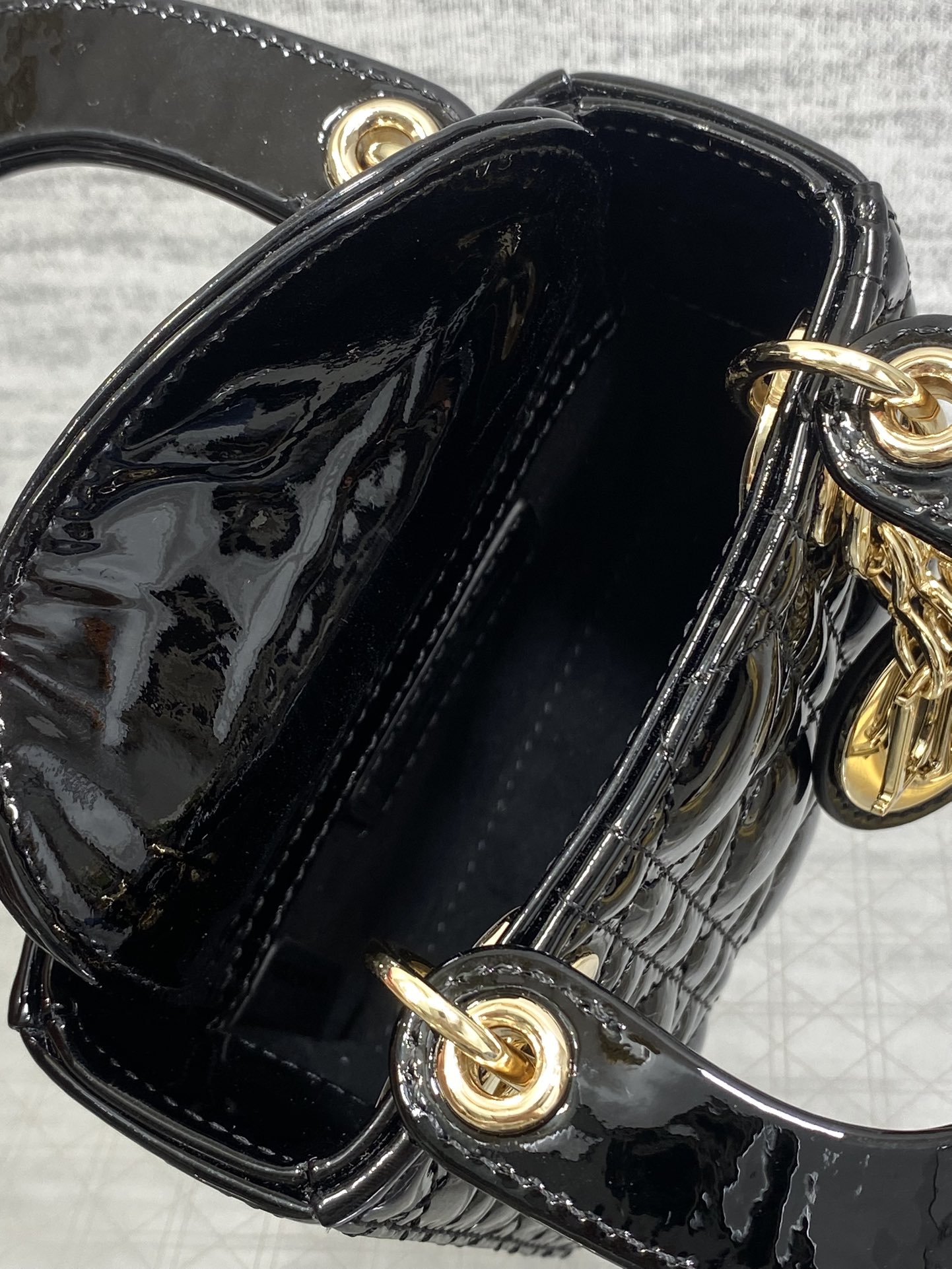 经典黑现货‼️Lady最新micro漆皮系列,一只什么都装不下,只能装下可爱的小包包😘,采用柔软的漆黑精