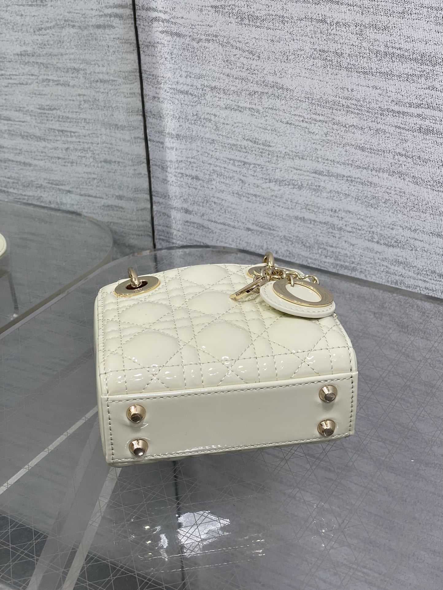 漆皮白现货‼️Lady最新micro漆皮系列,一只什么都装不下,只能装下可爱的小包包😘,采用柔软的漆黑精