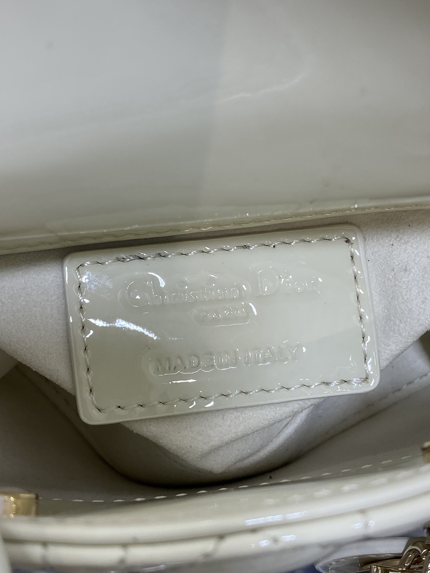 漆皮白现货‼️Lady最新micro漆皮系列,一只什么都装不下,只能装下可爱的小包包😘,采用柔软的漆黑精