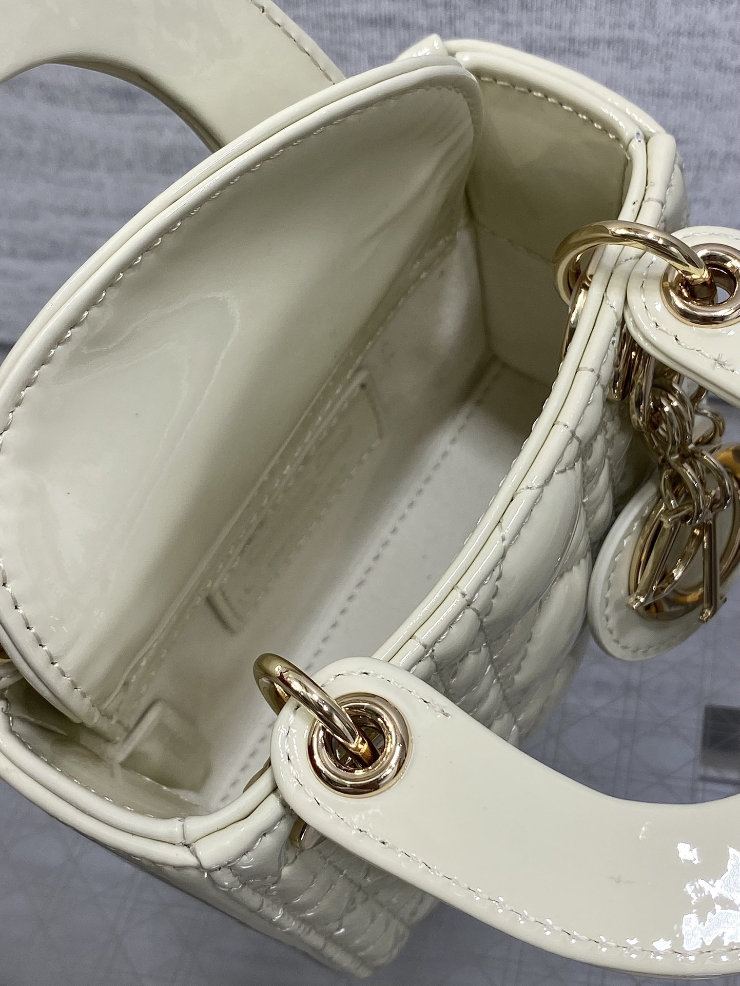 漆皮白现货‼️Lady最新micro漆皮系列,一只什么都装不下,只能装下可爱的小包包😘,采用柔软的漆黑精