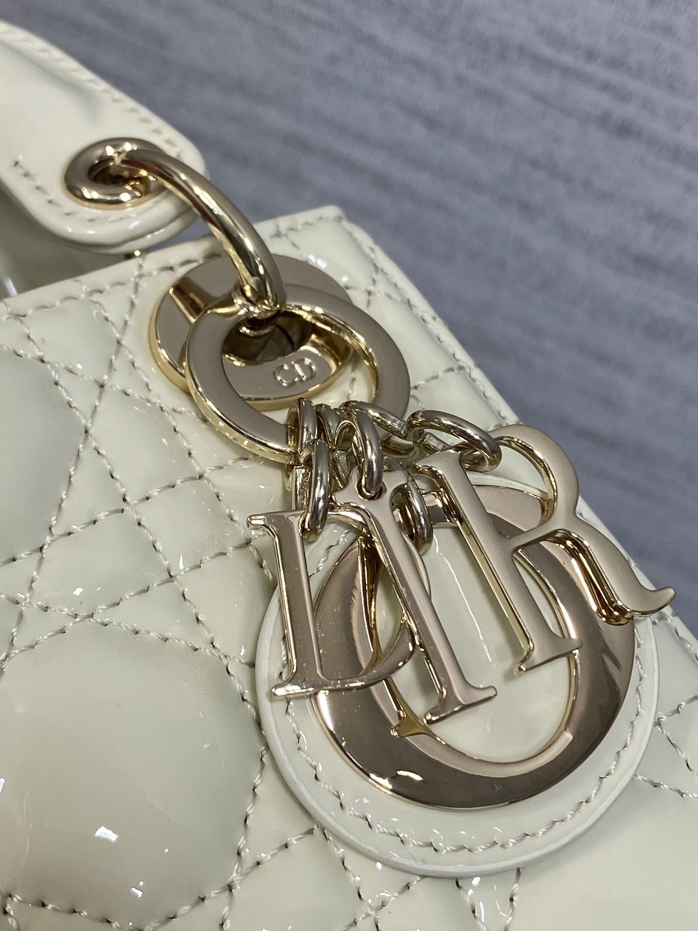 漆皮白现货‼️Lady最新micro漆皮系列,一只什么都装不下,只能装下可爱的小包包😘,采用柔软的漆黑精