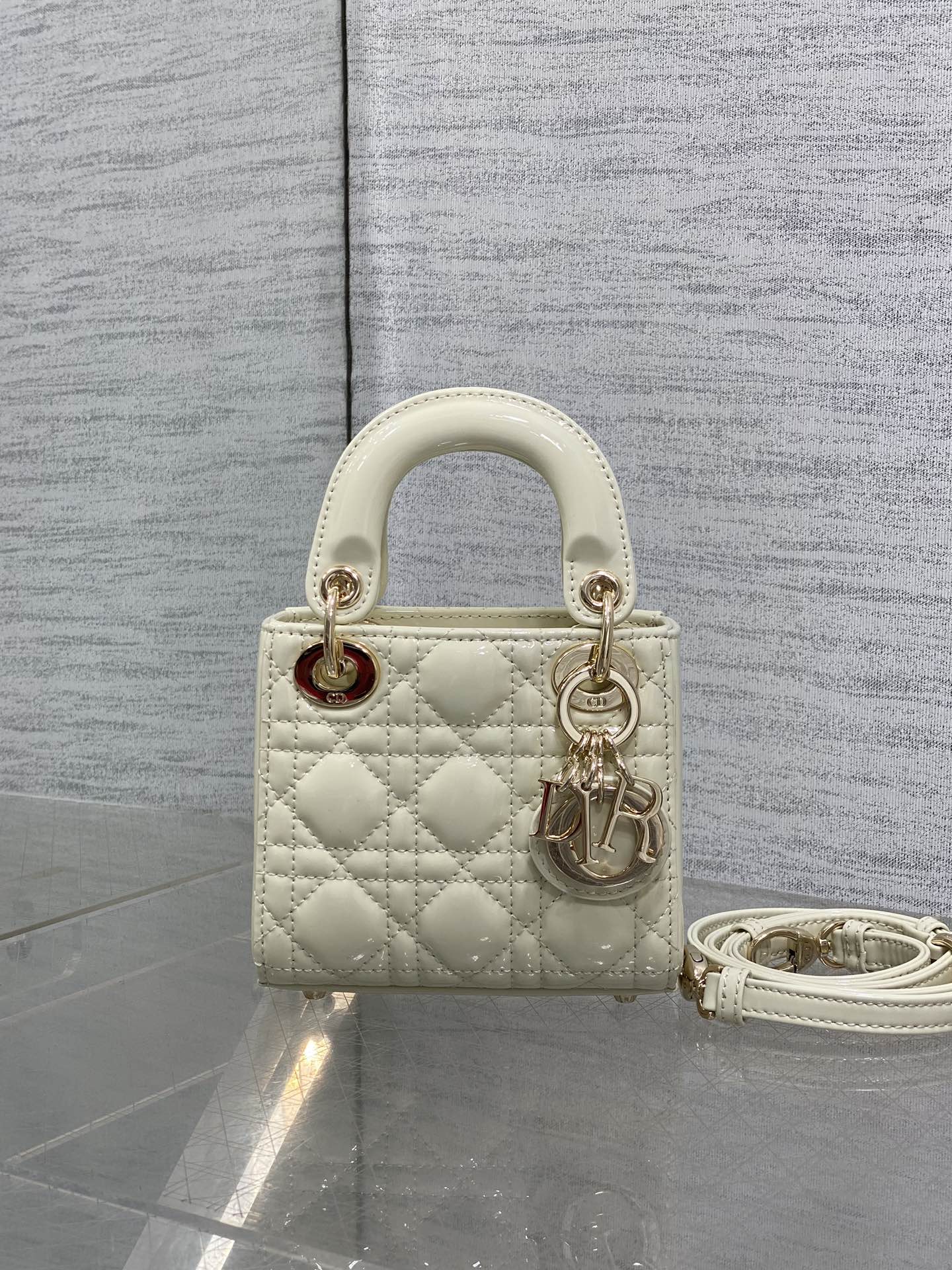 漆皮白现货‼️Lady最新micro漆皮系列,一只什么都装不下,只能装下可爱的小包包😘,采用柔软的漆黑精