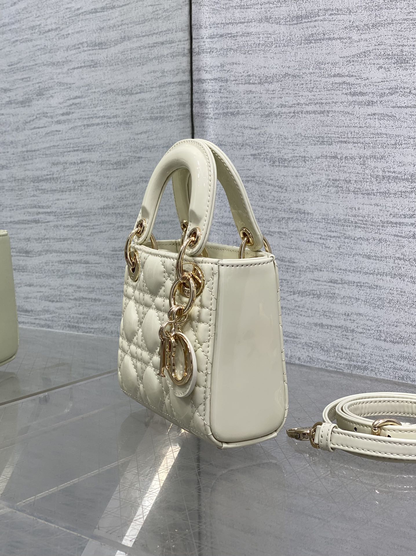 漆皮白现货‼️Lady最新micro漆皮系列,一只什么都装不下,只能装下可爱的小包包😘,采用柔软的漆黑精