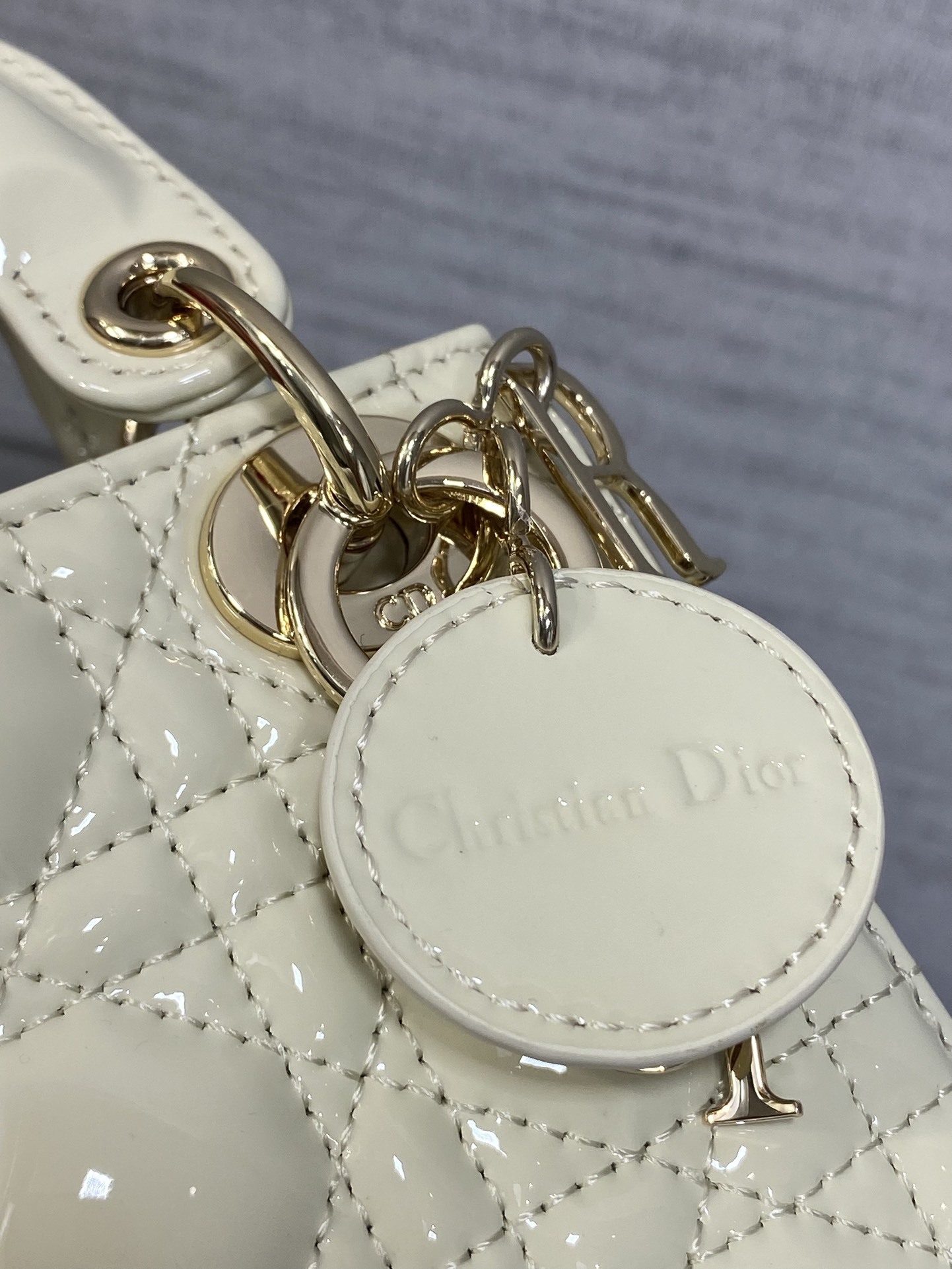 漆皮白现货‼️Lady最新micro漆皮系列,一只什么都装不下,只能装下可爱的小包包😘,采用柔软的漆黑精