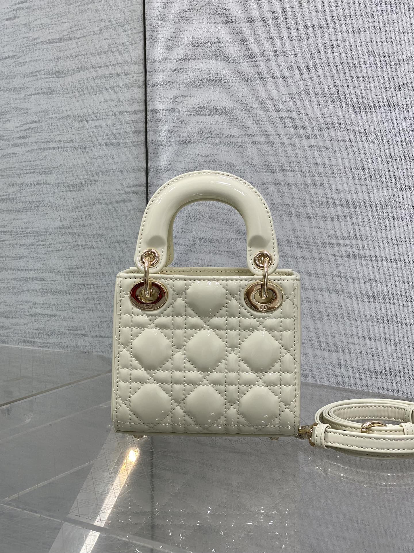 漆皮白现货‼️Lady最新micro漆皮系列,一只什么都装不下,只能装下可爱的小包包😘,采用柔软的漆黑精