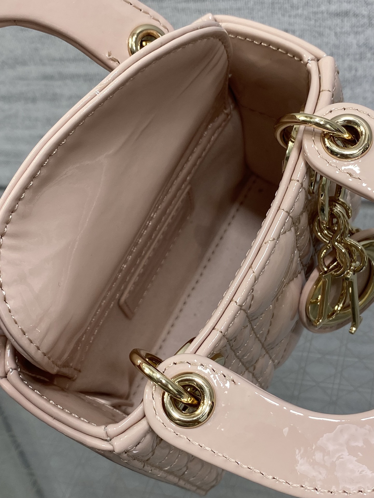 胭脂粉现货‼️Lady最新micro漆皮系列,一只什么都装不下,只能装下可爱的小包包😘,采用柔软的漆黑精