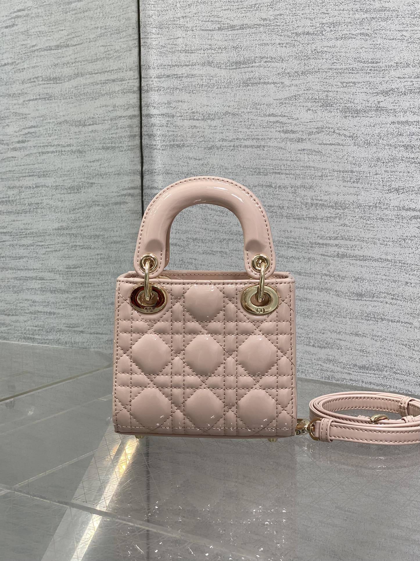 胭脂粉现货‼️Lady最新micro漆皮系列,一只什么都装不下,只能装下可爱的小包包😘,采用柔软的漆黑精