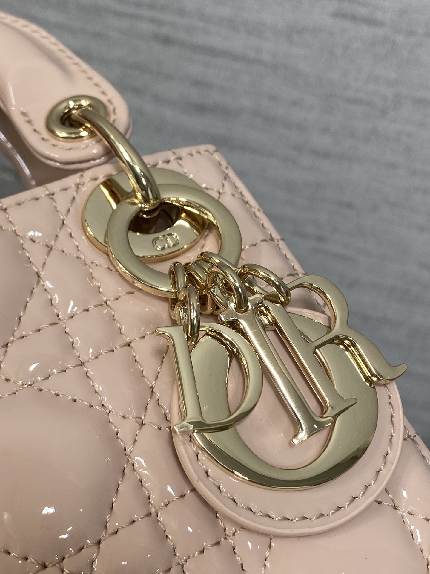 胭脂粉现货‼️Lady最新micro漆皮系列,一只什么都装不下,只能装下可爱的小包包😘,采用柔软的漆黑精