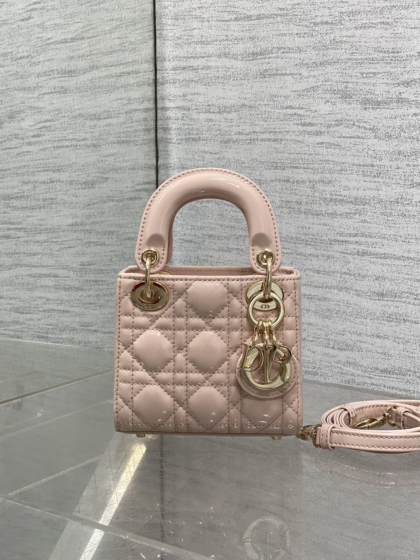 胭脂粉现货‼️Lady最新micro漆皮系列,一只什么都装不下,只能装下可爱的小包包😘,采用柔软的漆黑精