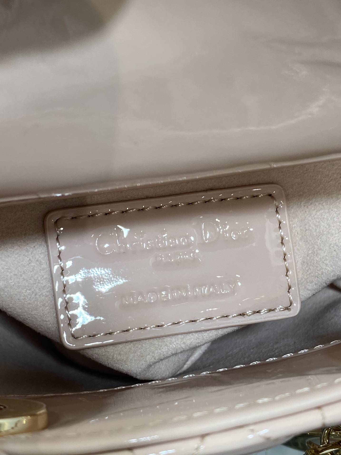 胭脂粉现货‼️Lady最新micro漆皮系列,一只什么都装不下,只能装下可爱的小包包😘,采用柔软的漆黑精