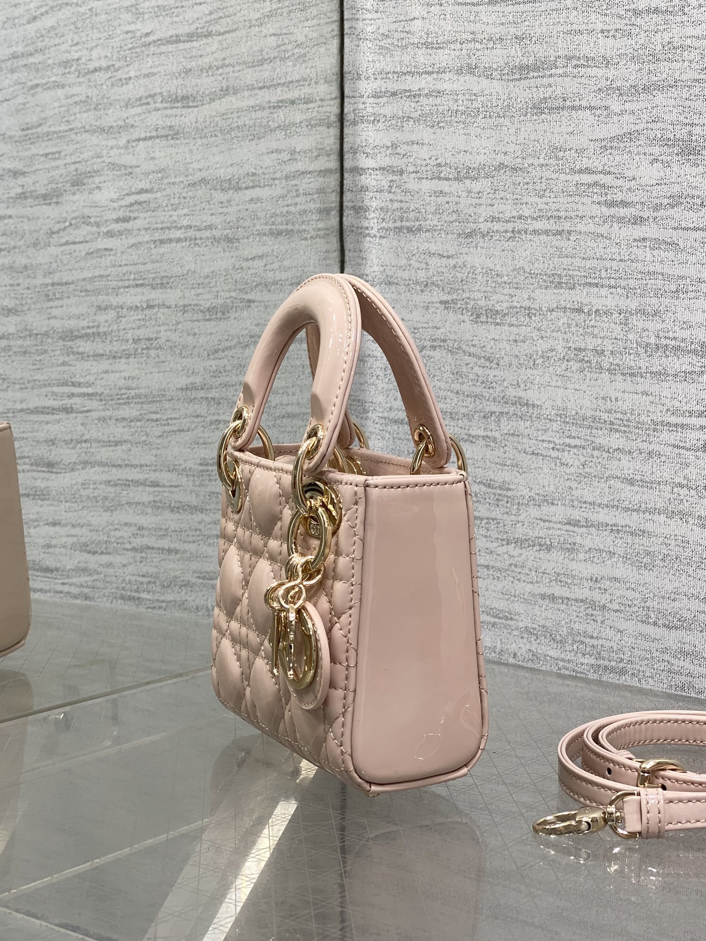 胭脂粉现货‼️Lady最新micro漆皮系列,一只什么都装不下,只能装下可爱的小包包😘,采用柔软的漆黑精