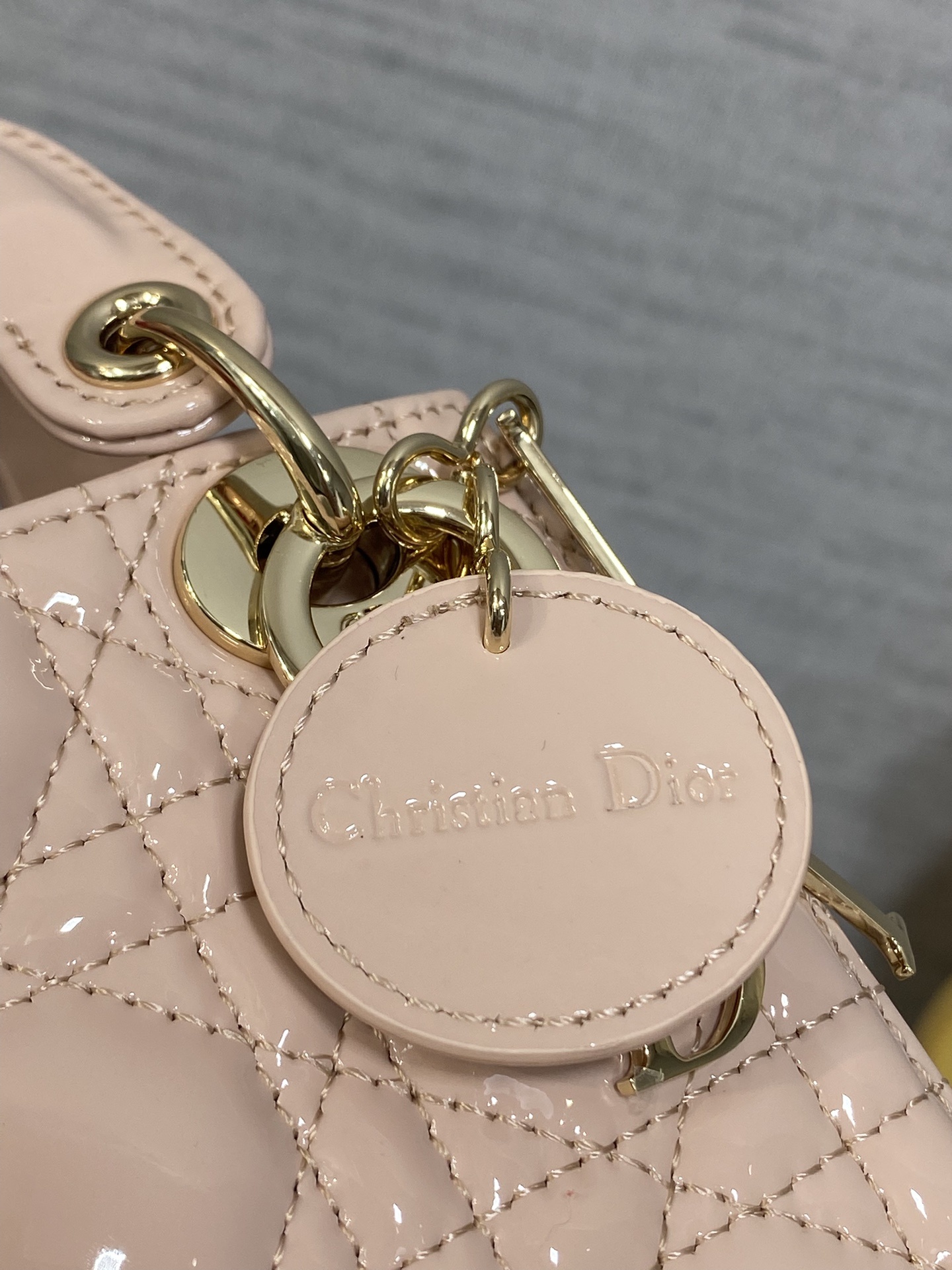 胭脂粉现货‼️Lady最新micro漆皮系列,一只什么都装不下,只能装下可爱的小包包😘,采用柔软的漆黑精