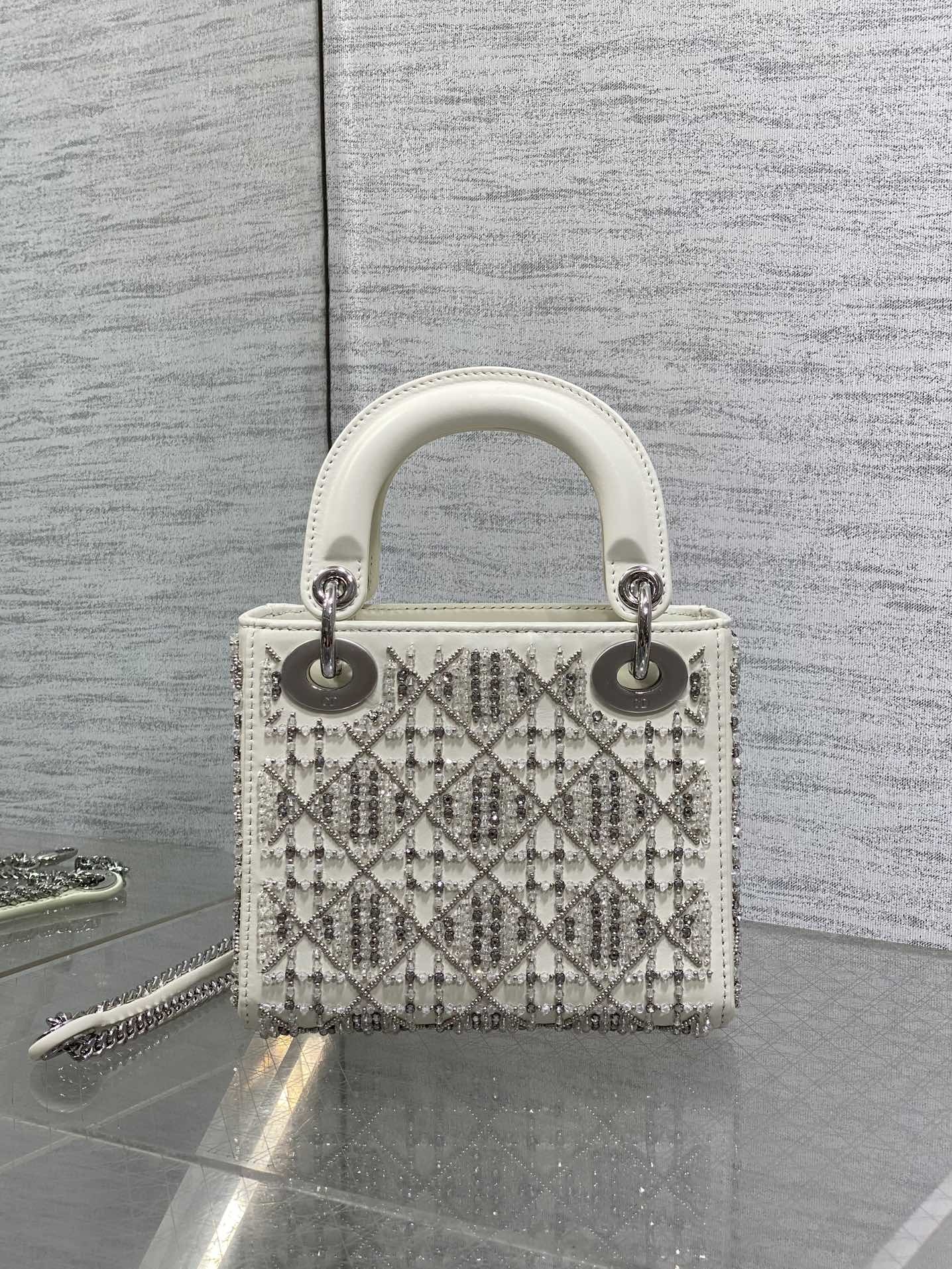 现货‼️Lady最新限量版重工珠子戴妃包,人手一个必备的珠子手工包😍。迷人优雅又气场十足💃🏻,斜挎手拎也