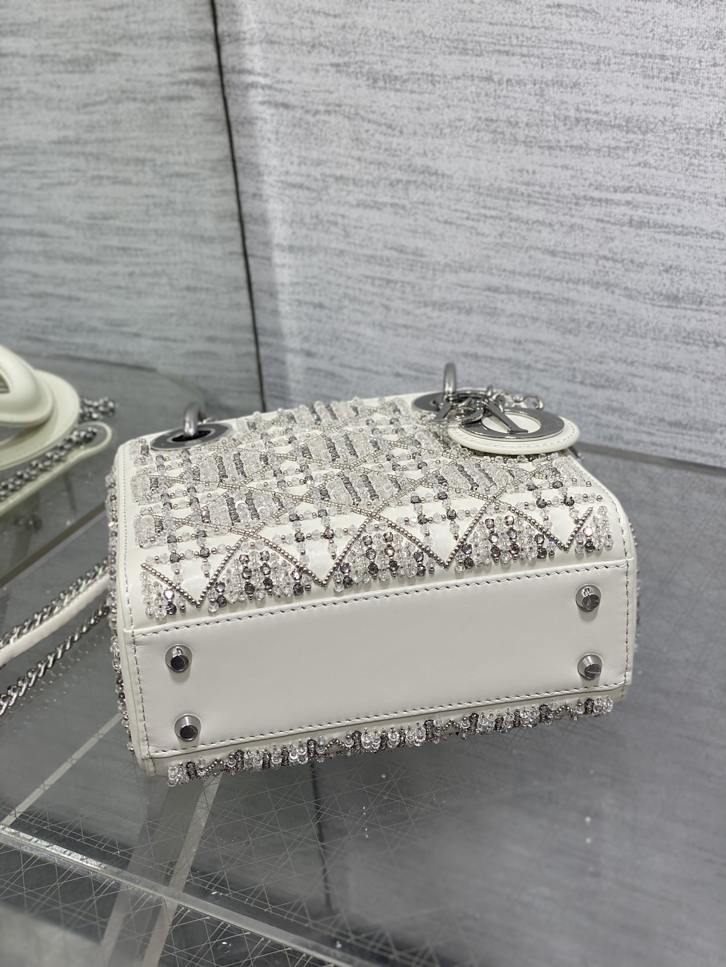 现货‼️Lady最新限量版重工珠子戴妃包,人手一个必备的珠子手工包😍。迷人优雅又气场十足💃🏻,斜挎手拎也